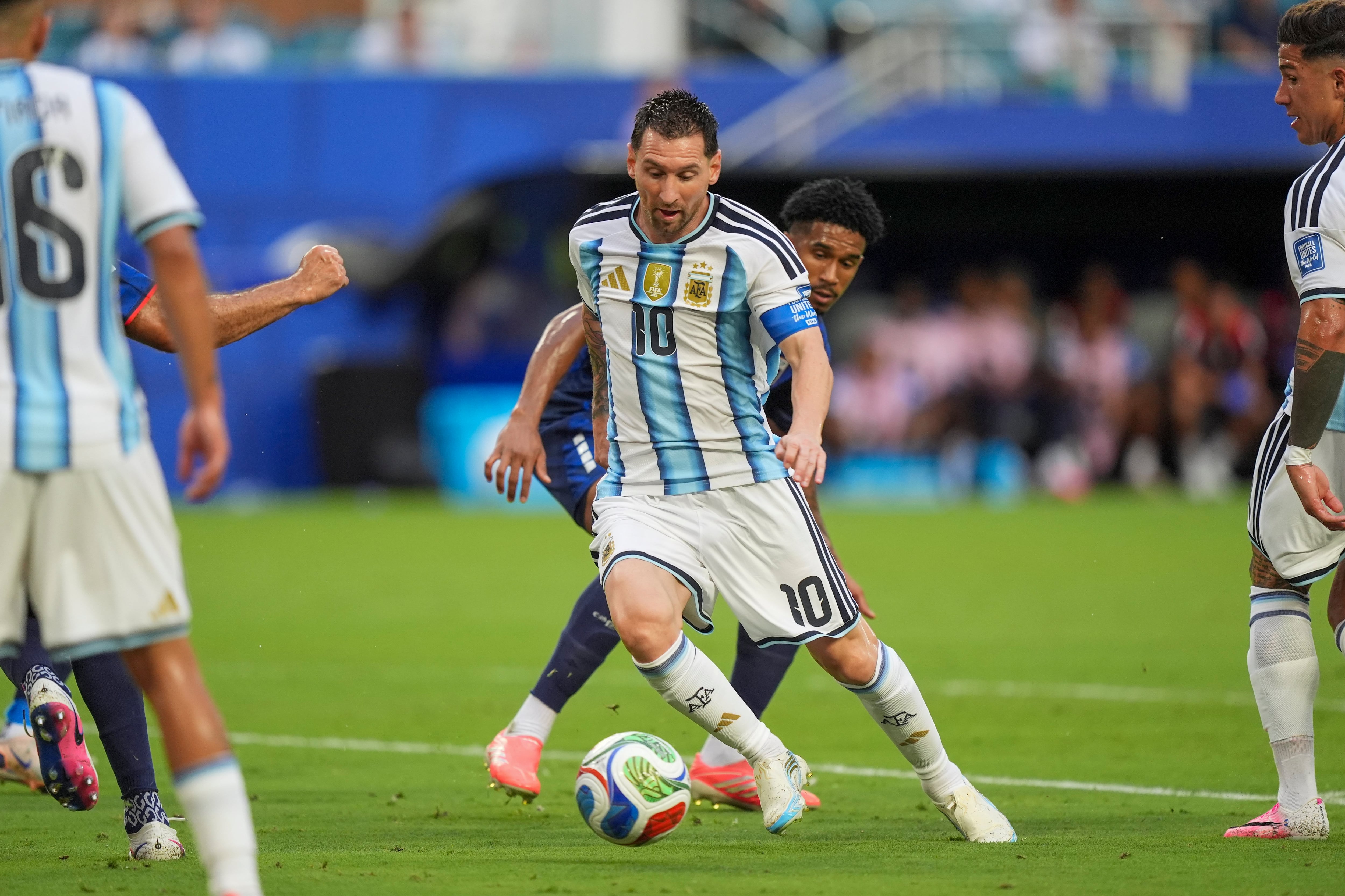 Brasil y México avanzan a cuartos de final en la Copa Mundial.