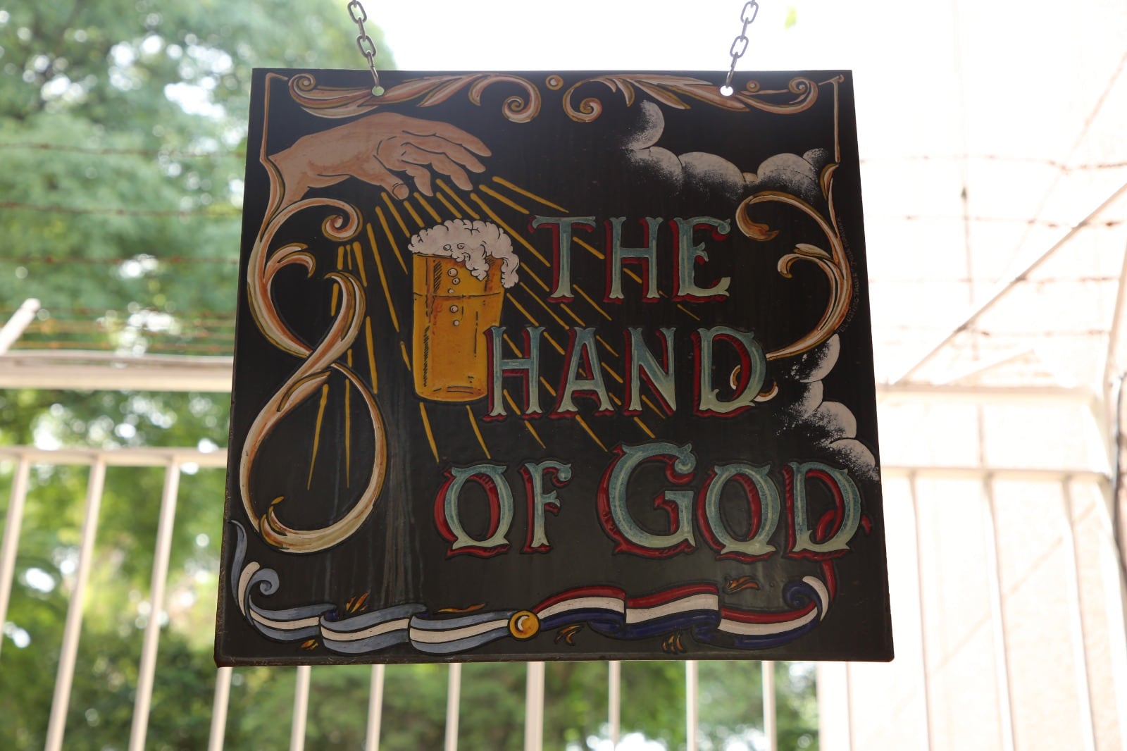 El pub británico The Hand of God homenajea a Messi y Maradona.