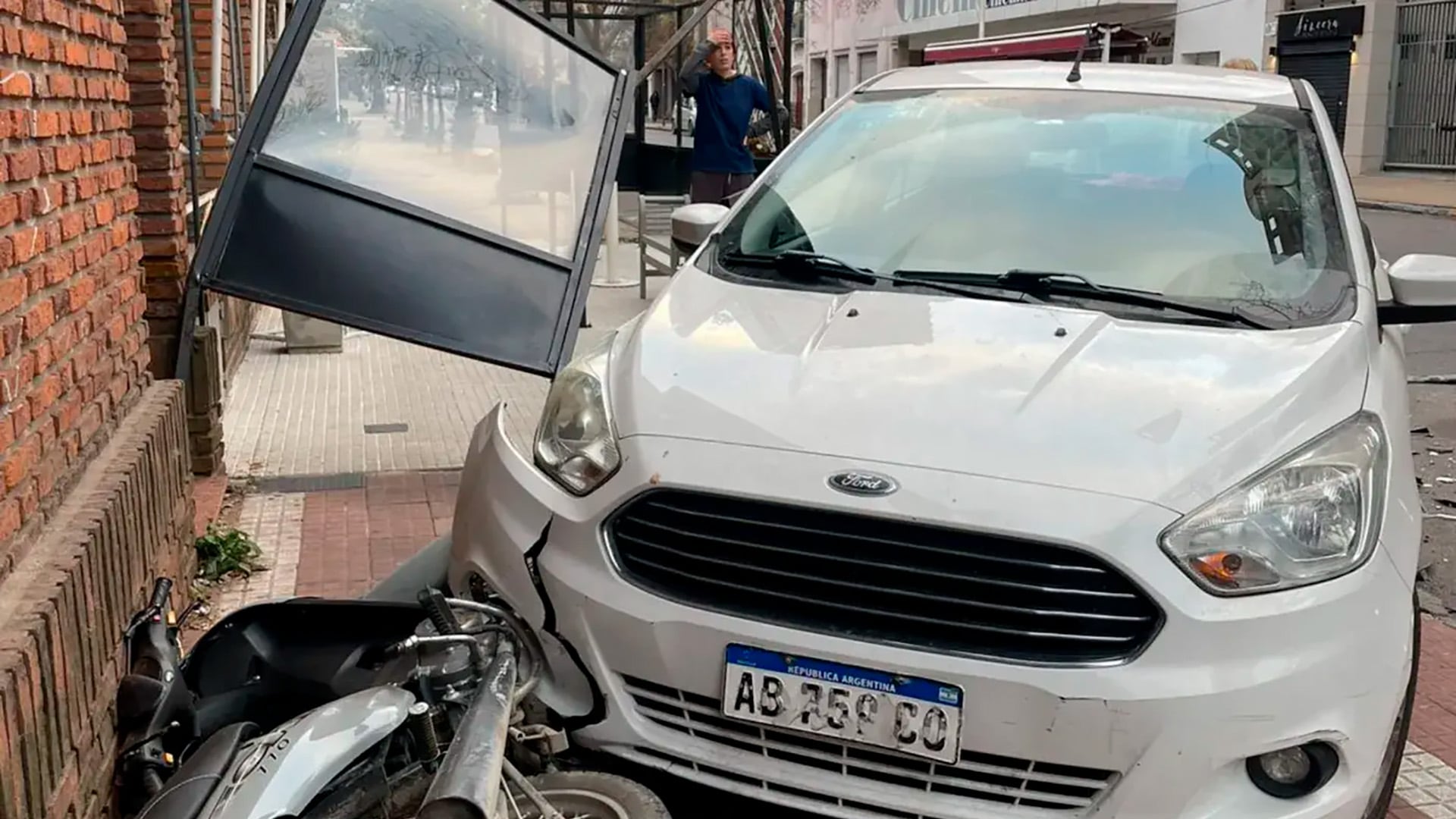 Conductor de Audi choca y huye en centro de La Plata
