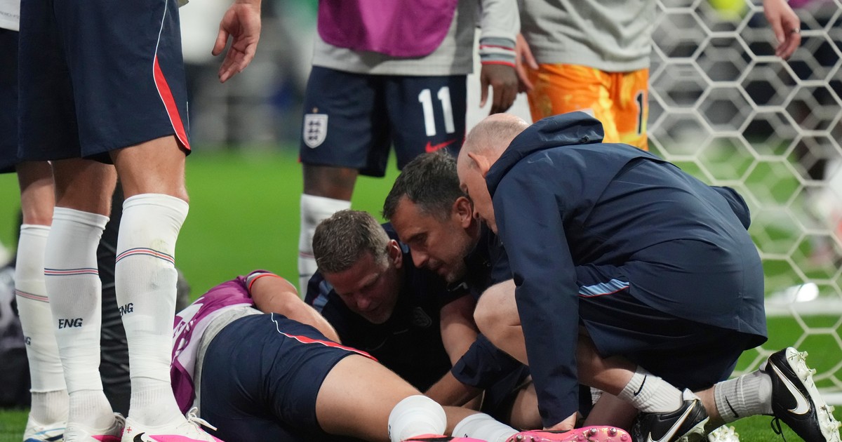 Jordan Henderson se lesionó en el Azteca al saltar una valla de publicidad