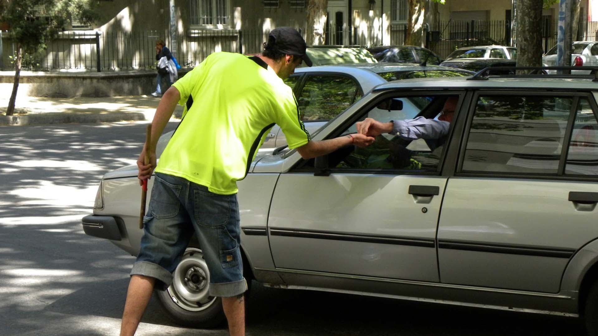 Regulan a los cuidacoches en varias provincias y ciudades argentinas