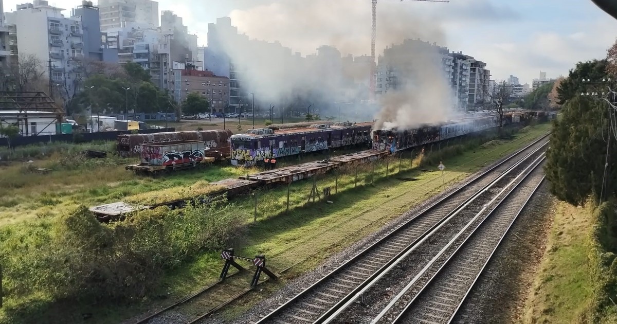 Incendio en vagón desuso del tren Mitre en Colegiales