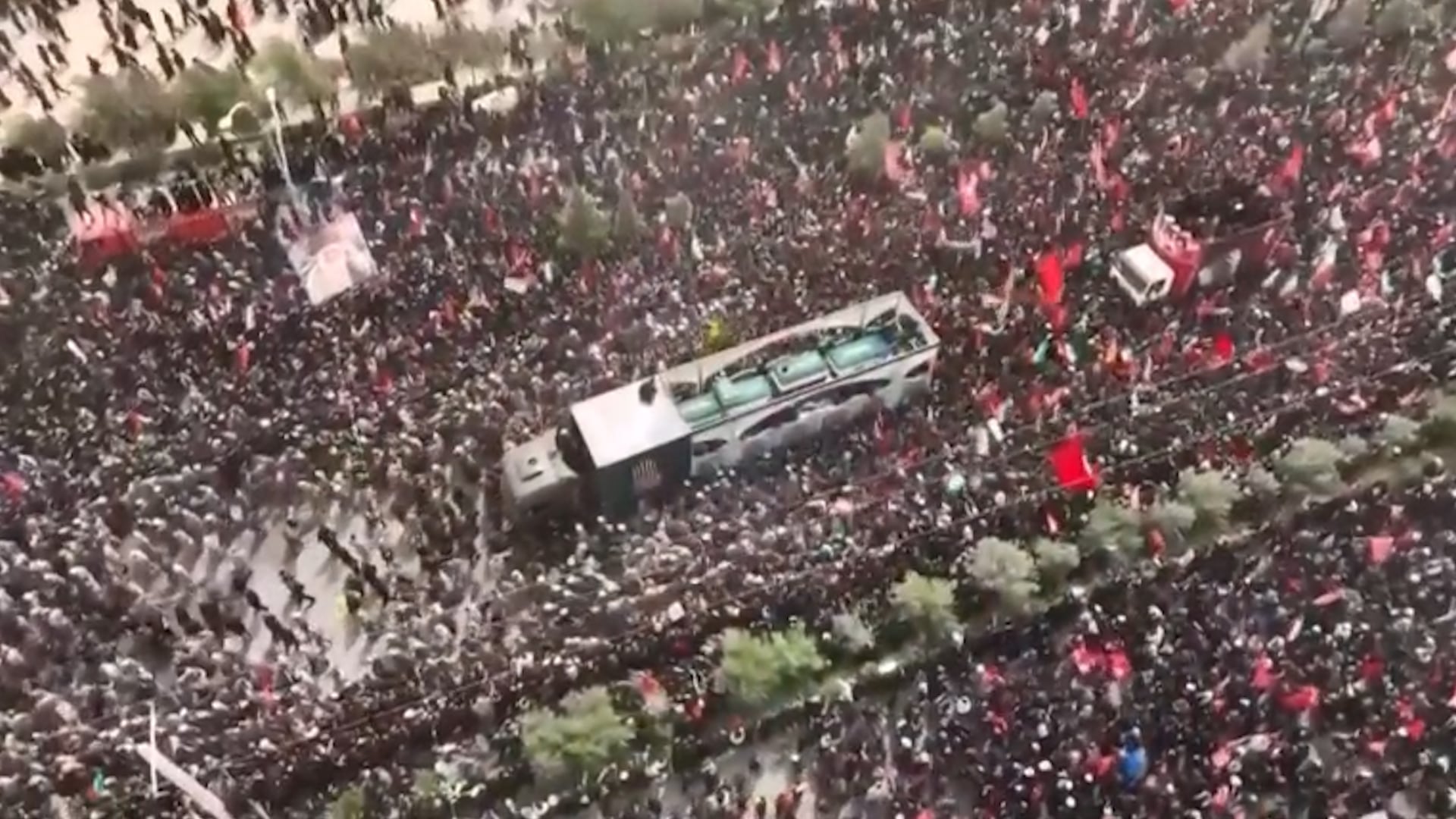 Cuarto día de funerales por Khamenei: la procesión fúnebre llegó a la sagrada Qom