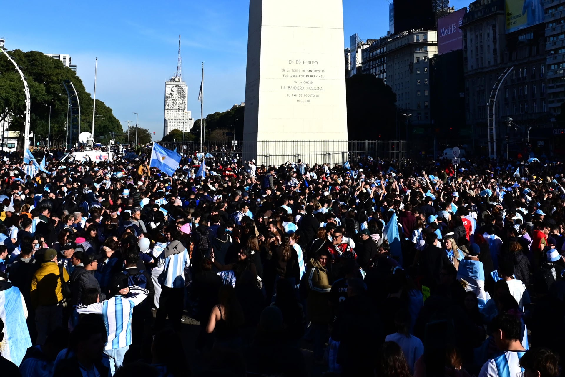 Cientos de personas celebraron en el Obelisco la victoria de Argentina ante Egipto