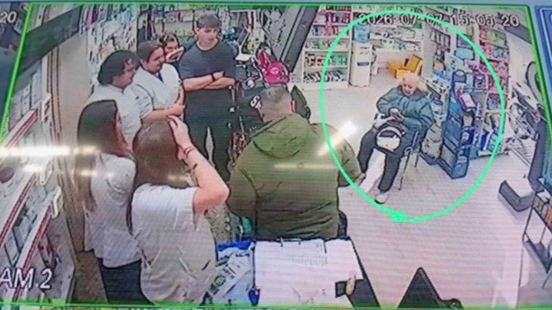 Mujer se convierte en amuleto de la suerte