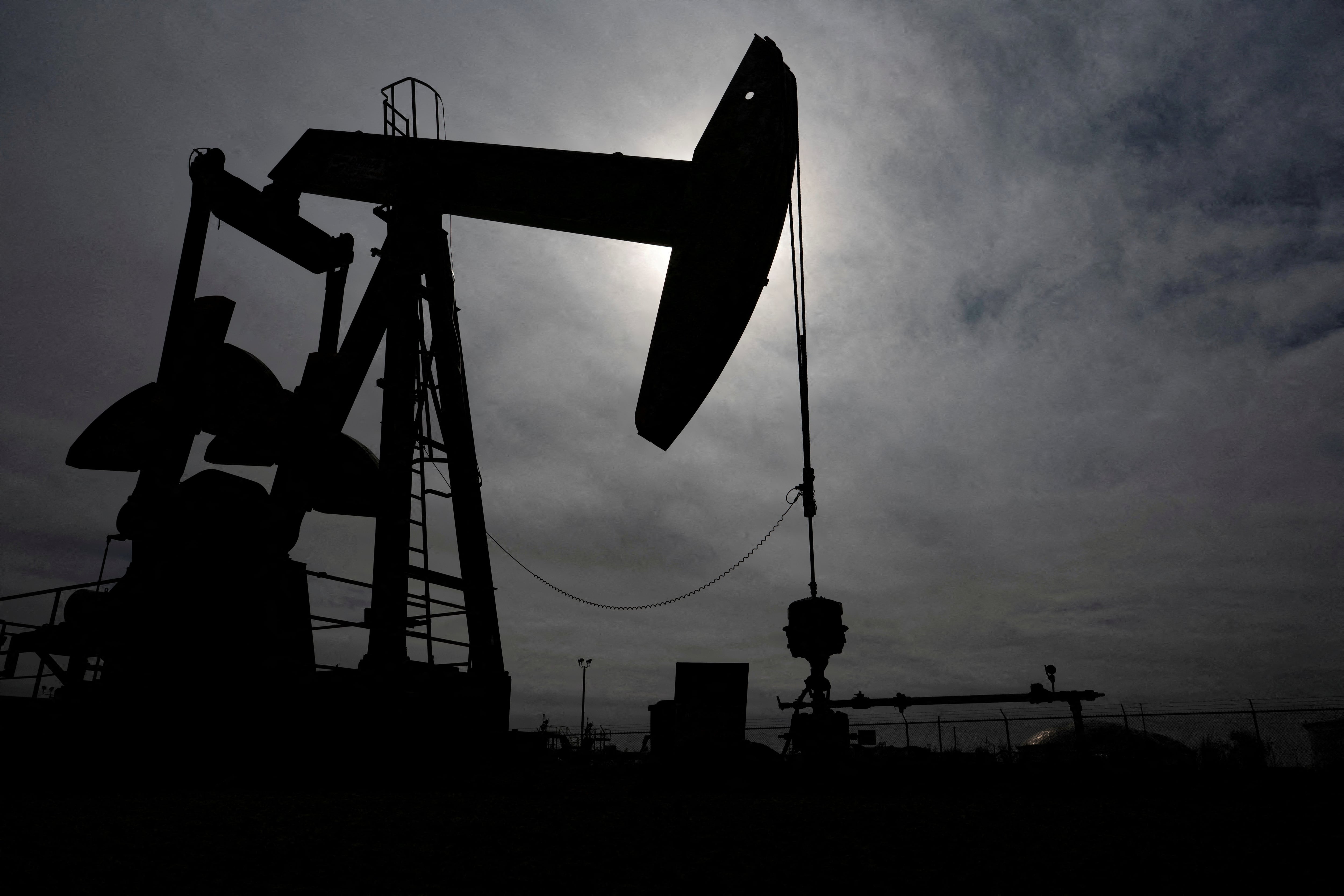 El petróleo sube y los mercados se derrumban tras una nueva escalada entre Estados Unidos 