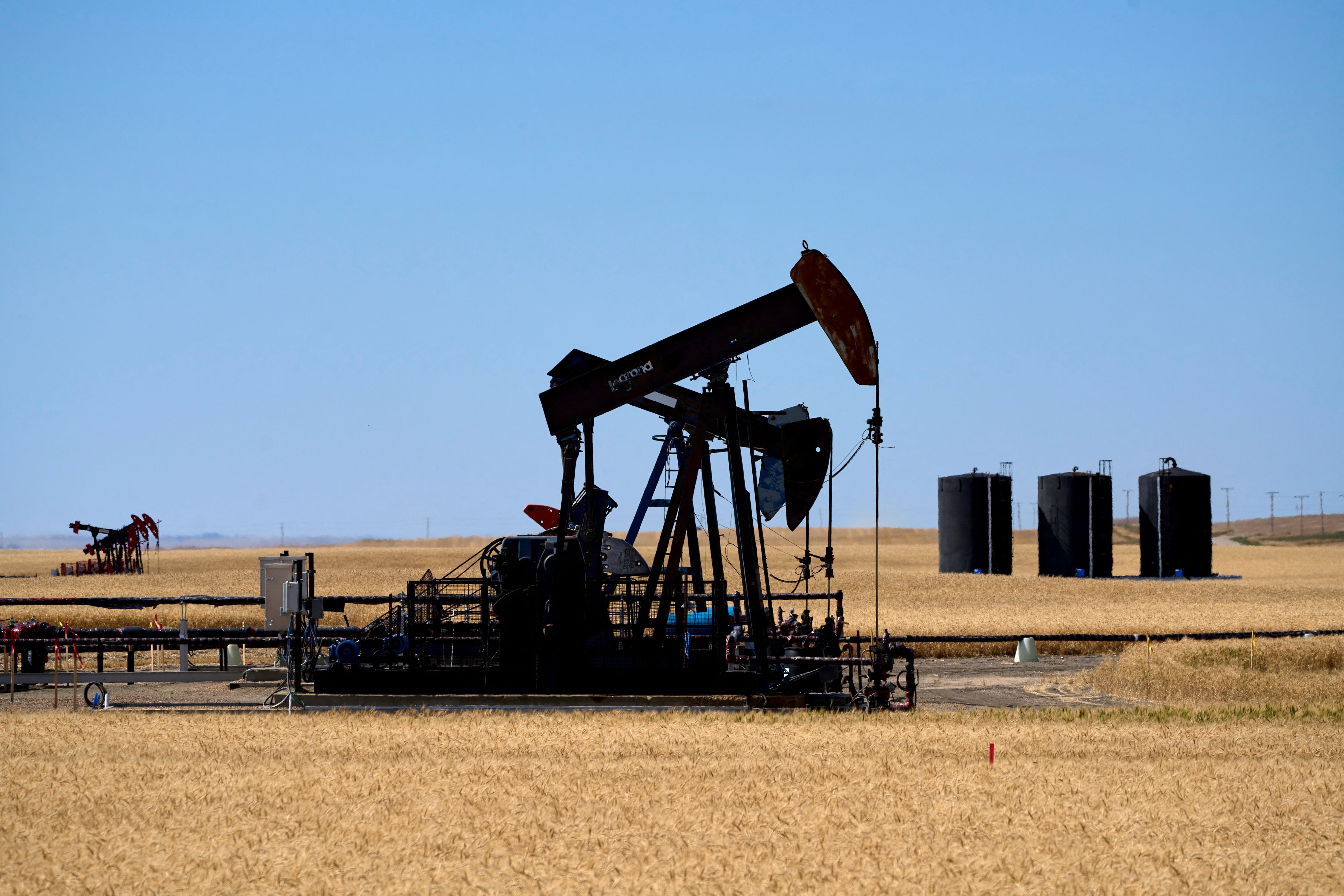 EE.UU. y Irán intercambian ataques: precio del petróleo sube 5%.