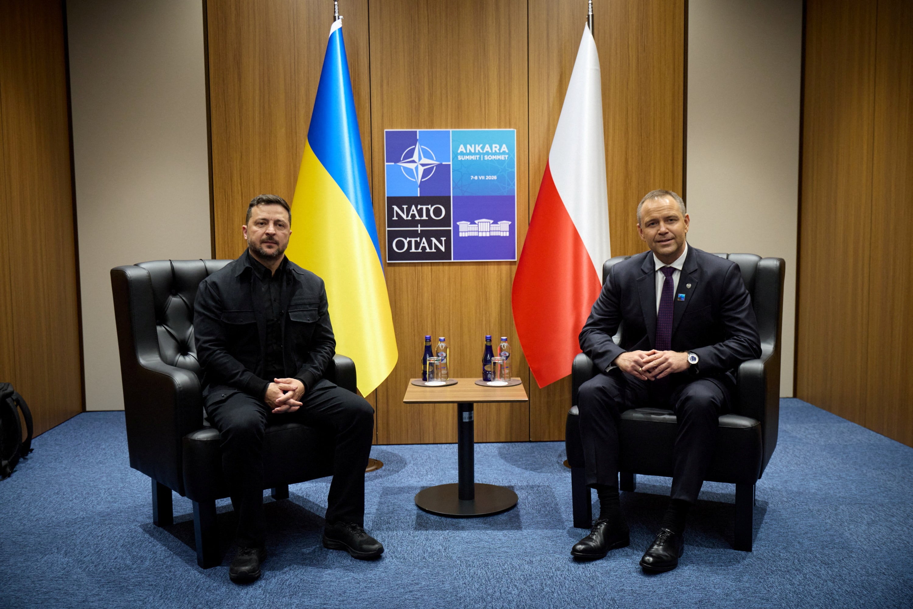 Zelensky y Nawrocki se reúnen en Ankara para discutir memoria histórica y retirada de hono