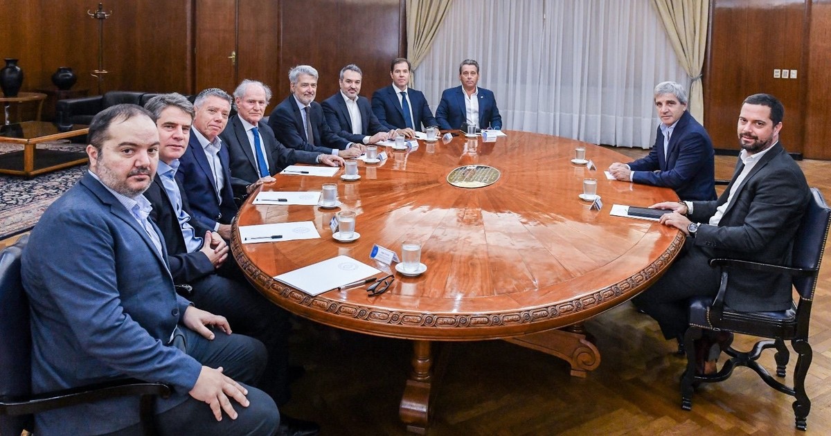Caputo se reúne con empresarios de supermercados para negociar paritarias