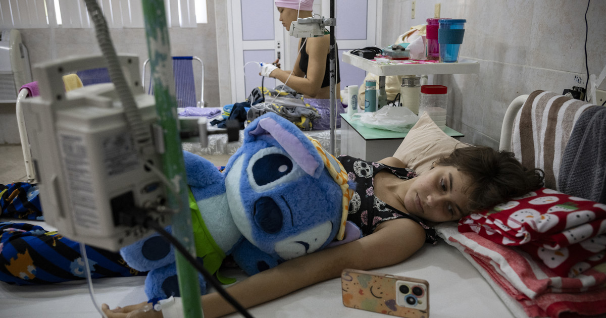 Cuba enfrenta colapso de su sistema de salud debido a falta de equipo y personal.
