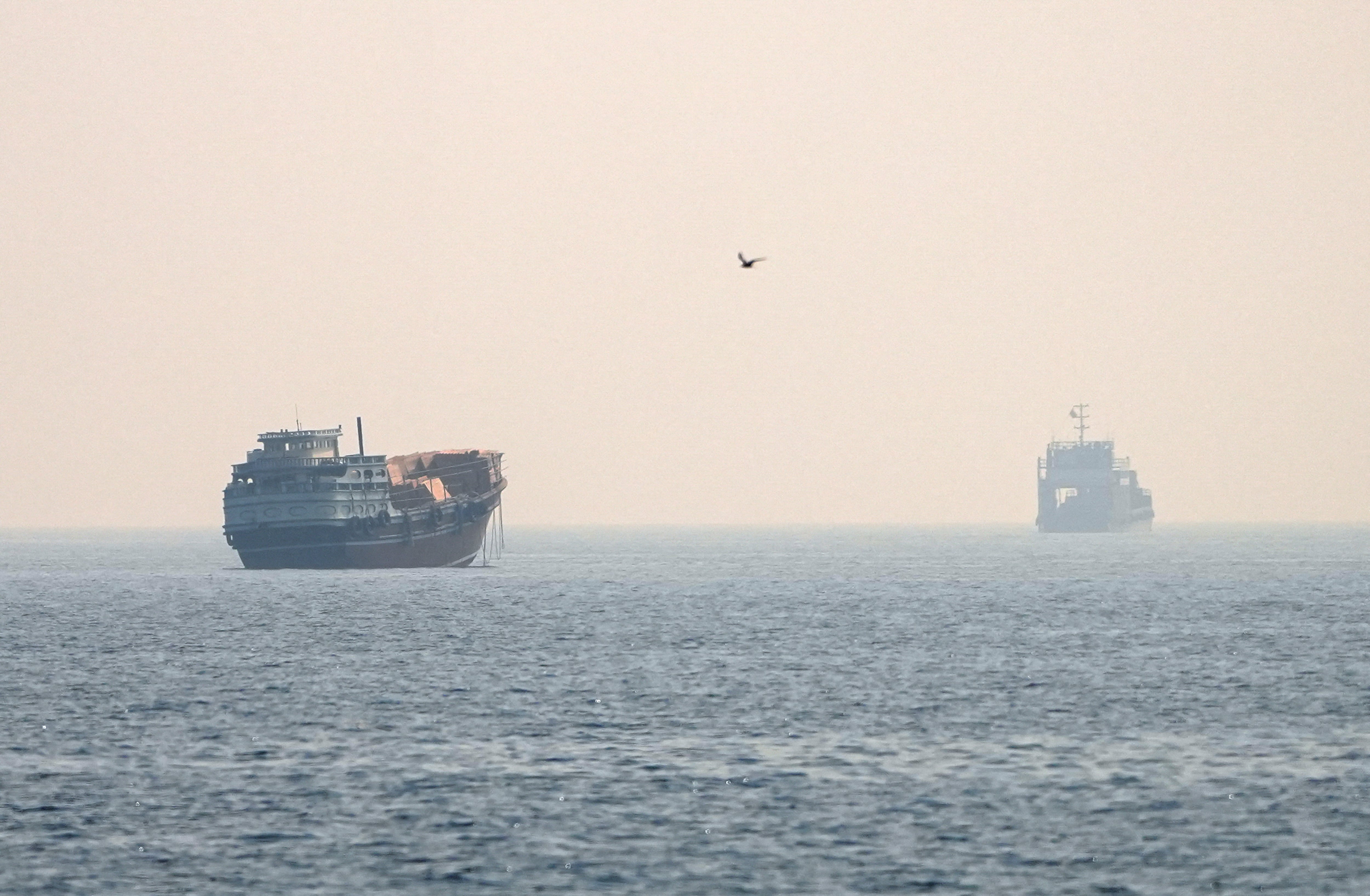Francia propone rutas alternativas al estrecho de Ormuz