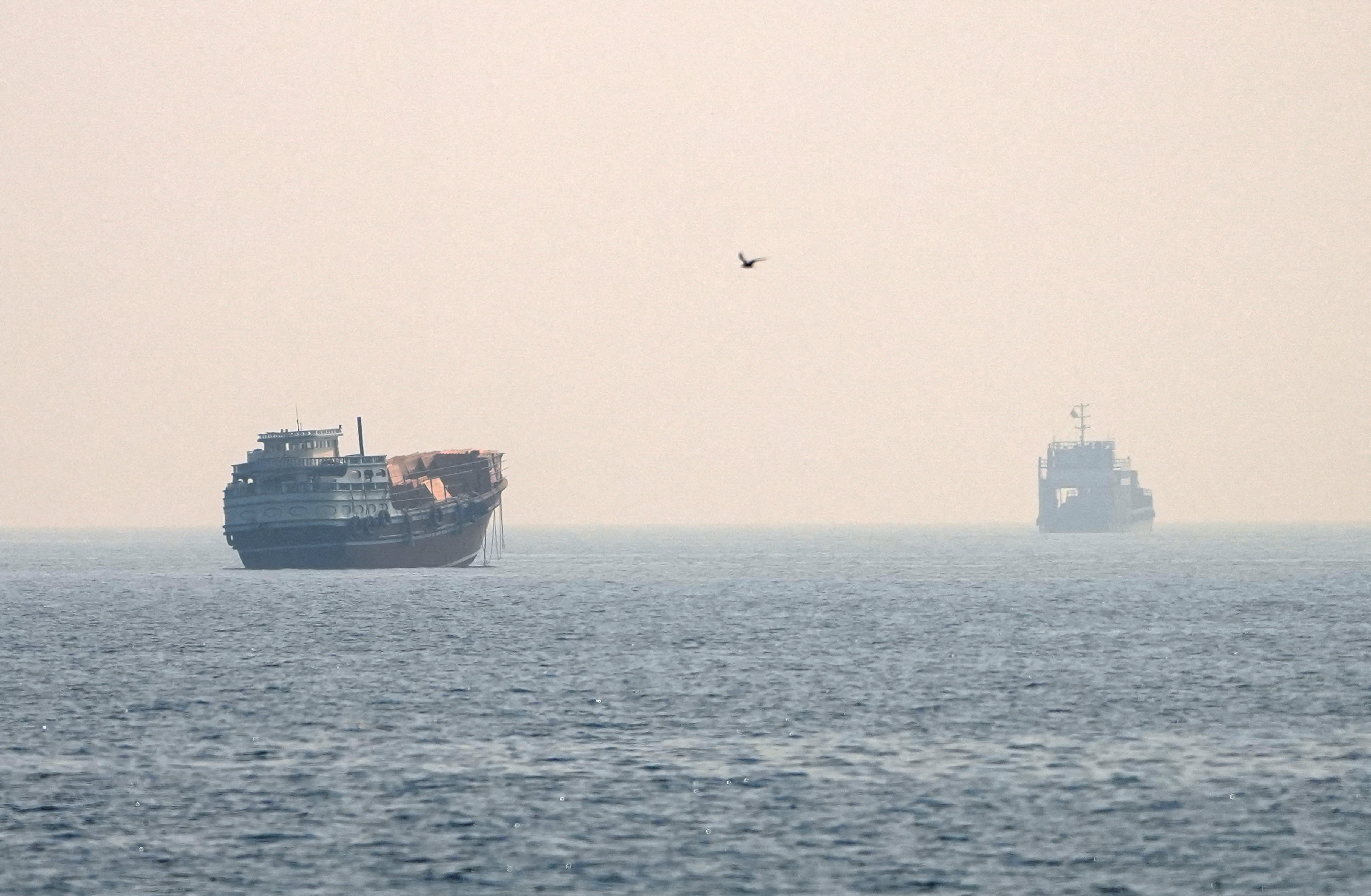 Iran dispara contra embarcaciones en el estrecho de Ormuz sin autorización