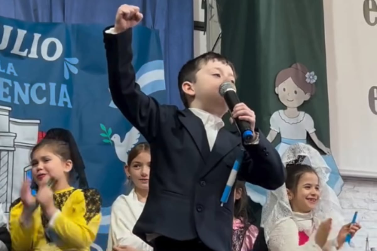 Un niño de Flores alienta a la selección argentina en acto por el Día de la Independencia.