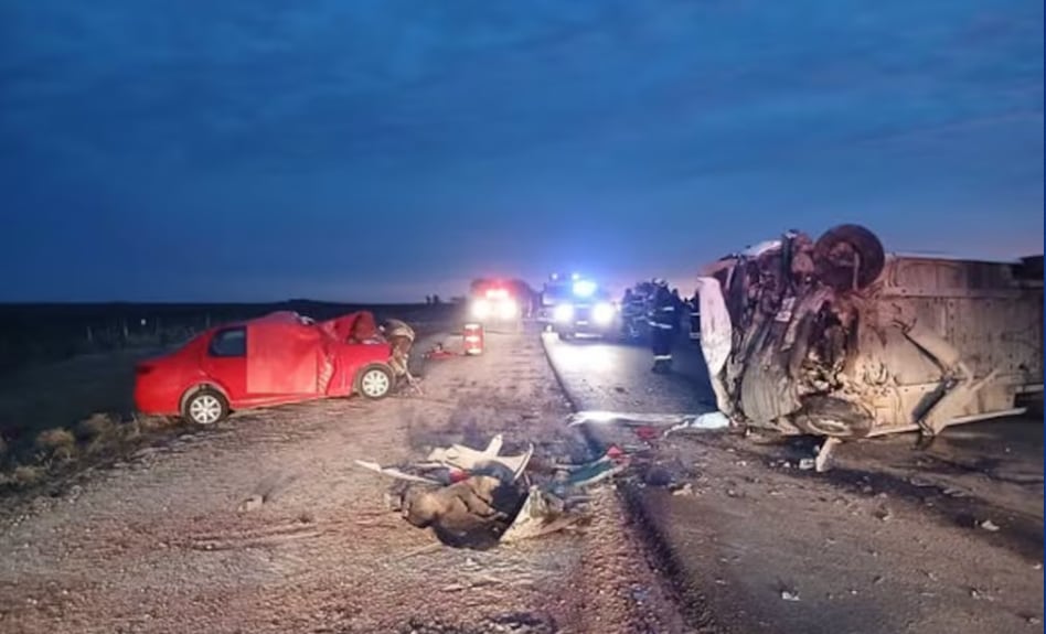 Choque entre un auto y un micro escolar mata a dos personas en Córdoba.