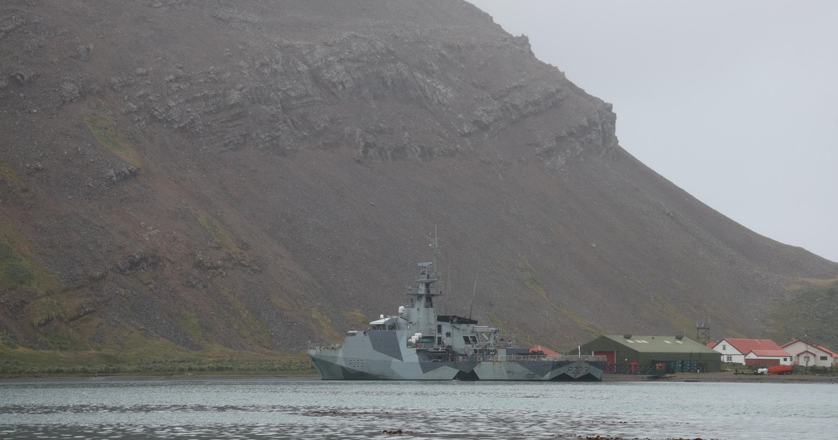HMS Medway navega por aguas argentinas al sur de Malvinas.