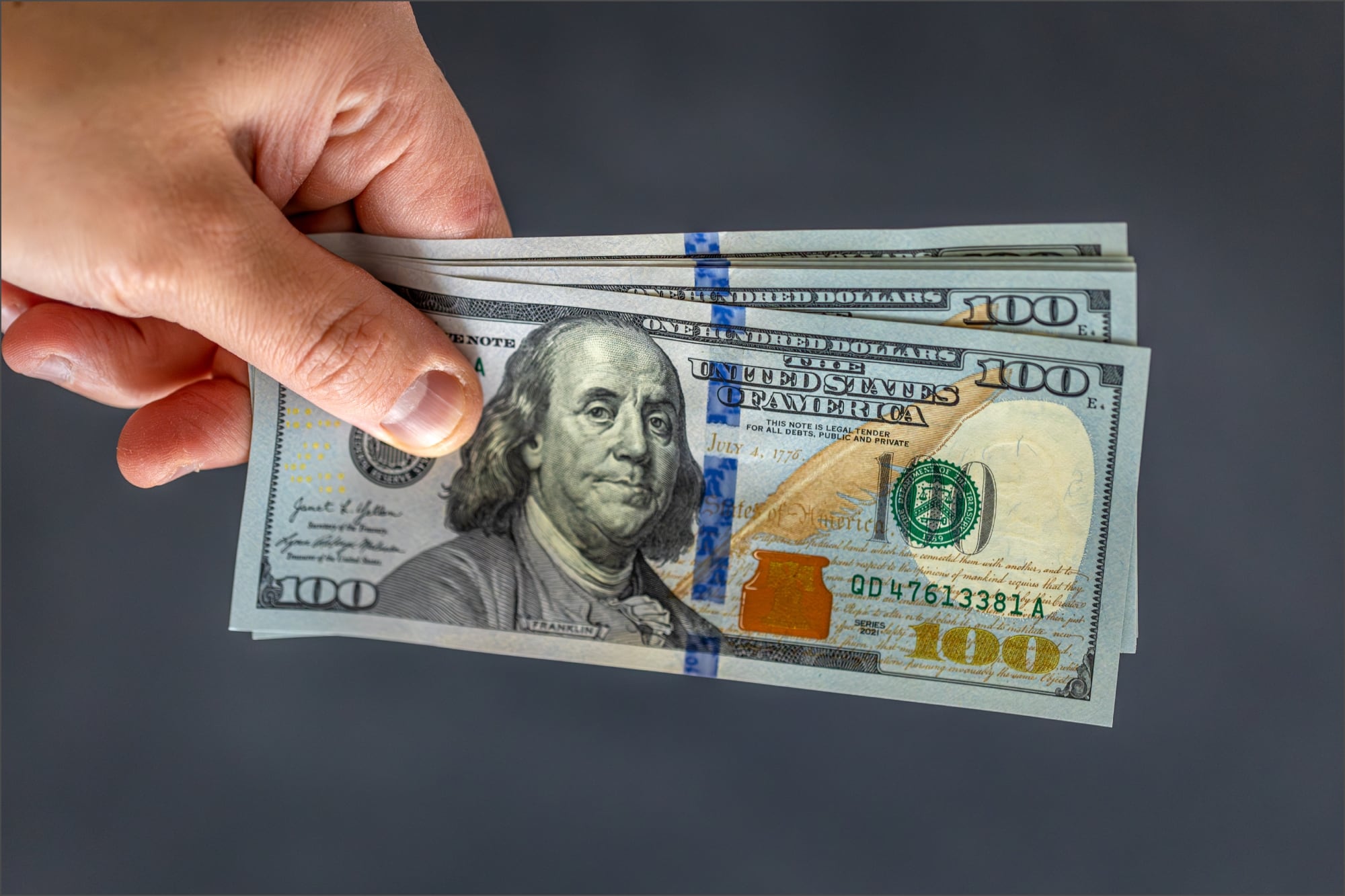Dólar estadounidense se mantiene estable, mientras el dólar blue fluctúa ligeramente