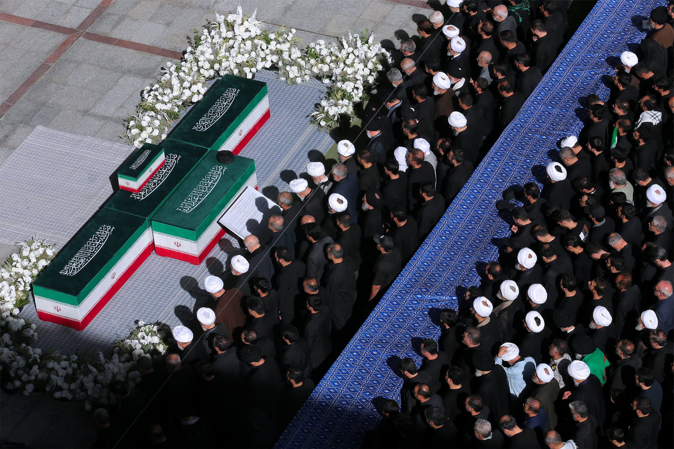 Mujtaba Khamenei no asiste al funeral de su padre en Mashhad