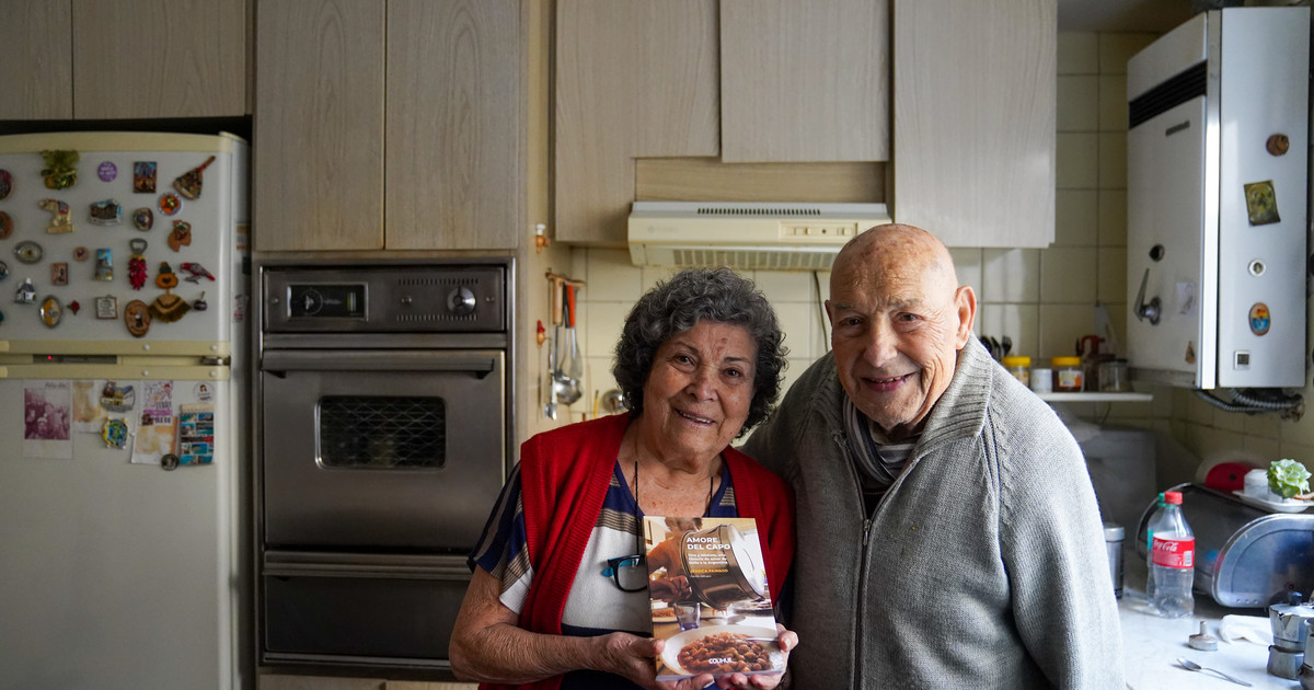 Una pareja de 88 y 95 años, Tina y Michele, es homenajeada por una pizzería por su histori