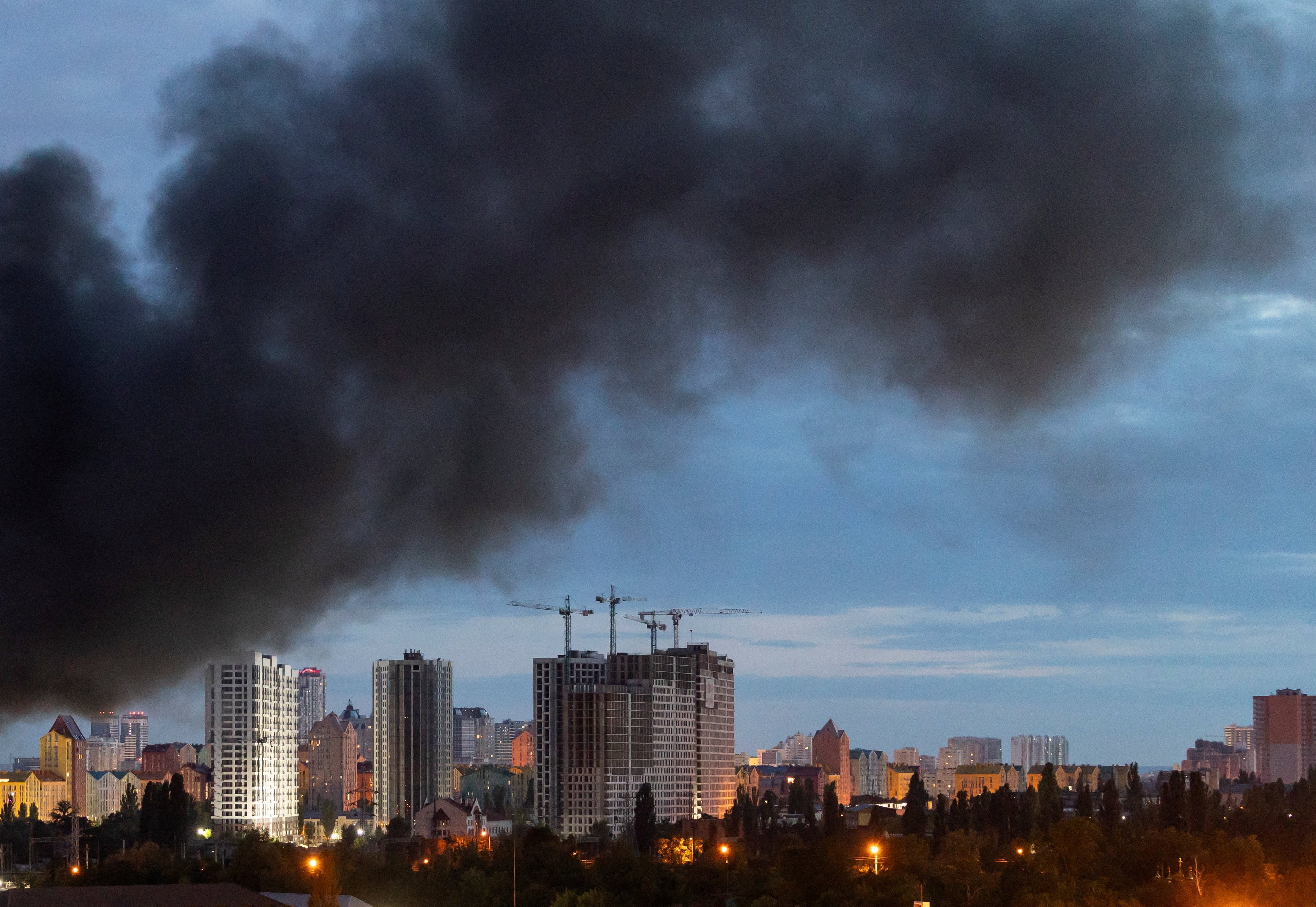 Rusia acusa a civiles de Ucrania de muerte tras bombardeos en Sumi y Odesa.
