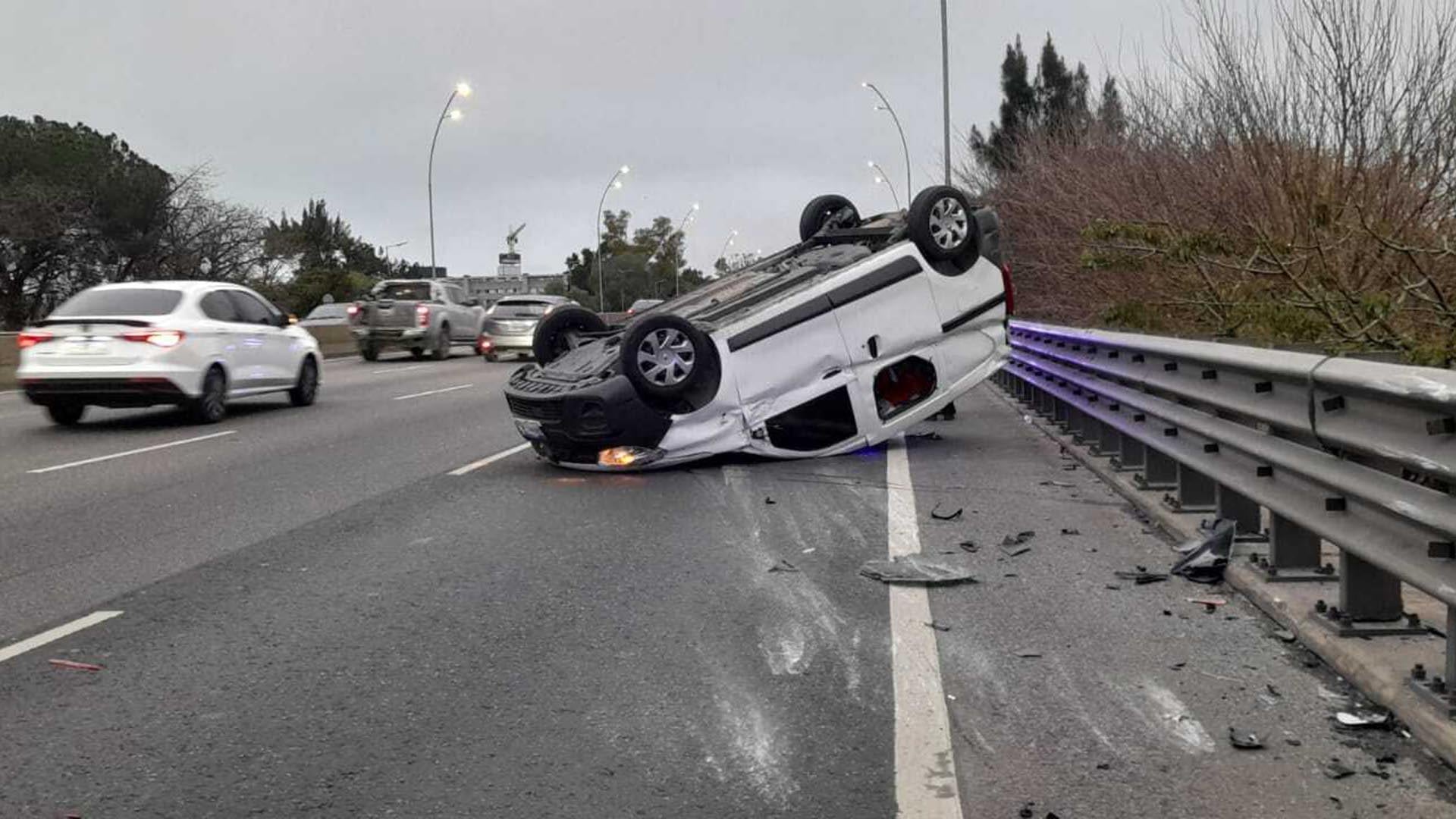 Doce siniestros viales en CABA; 2 heridos tras volcar camioneta en General Paz.