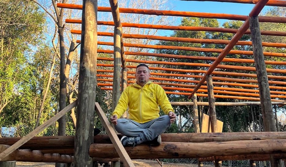 Pablo reconstruye su vida en Traslasierra con una casa sostenible hecha de materiales reut