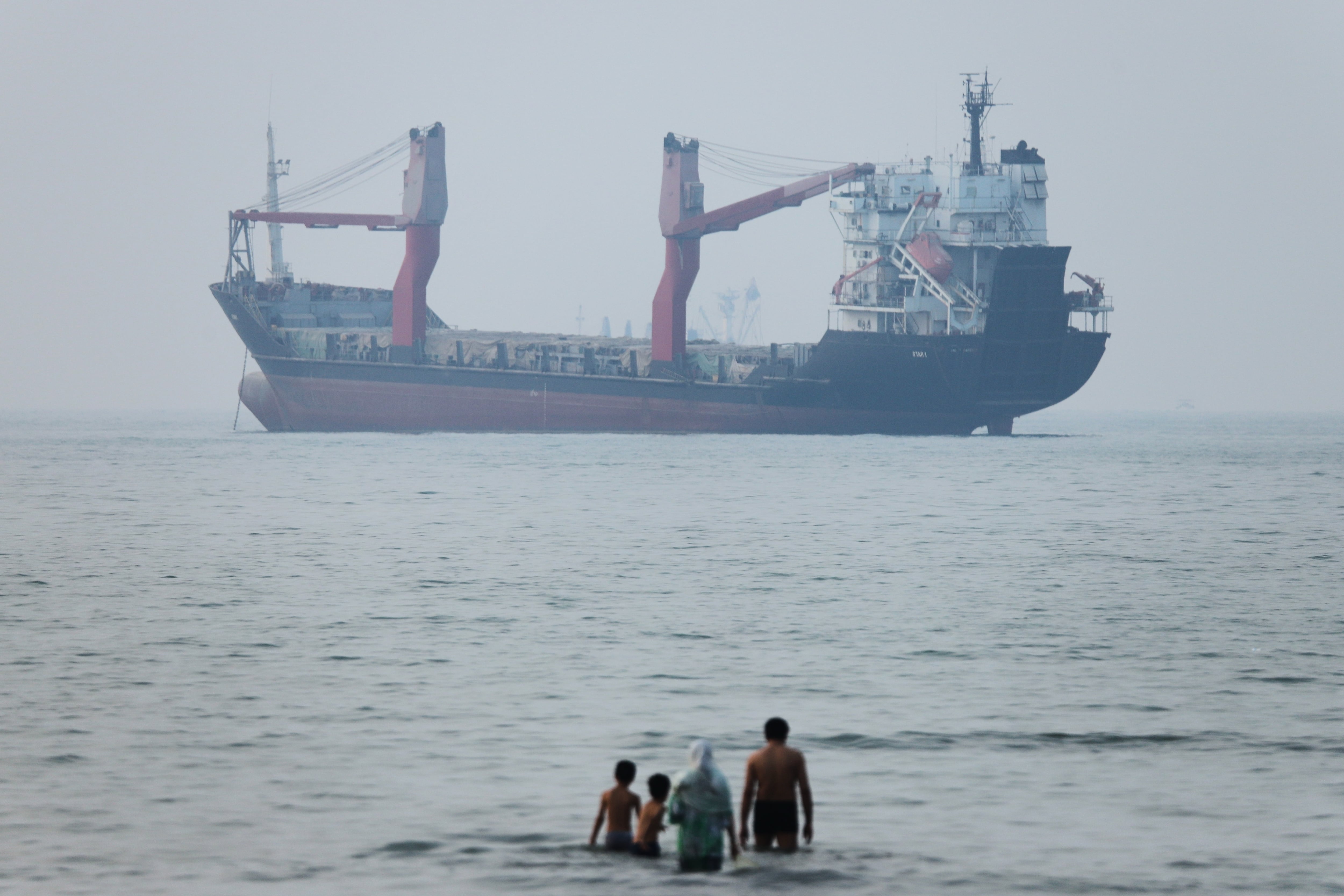 Estados Unidos reanuda bloqueo a Irán y establece tasa para barcos en el estrecho de Ormuz