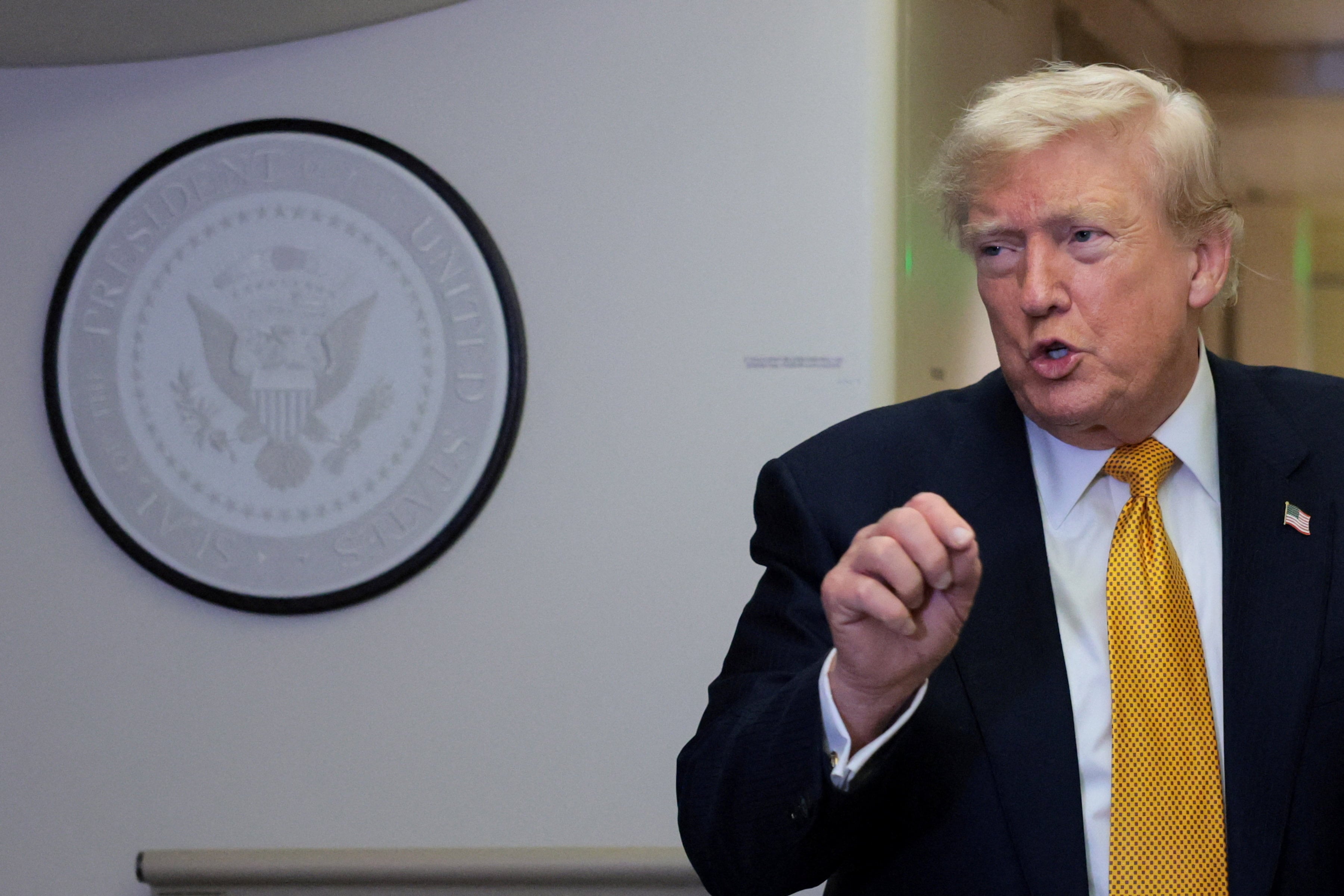 EE. UU. podría proteger el estrecho de Ormuz, según Trump.