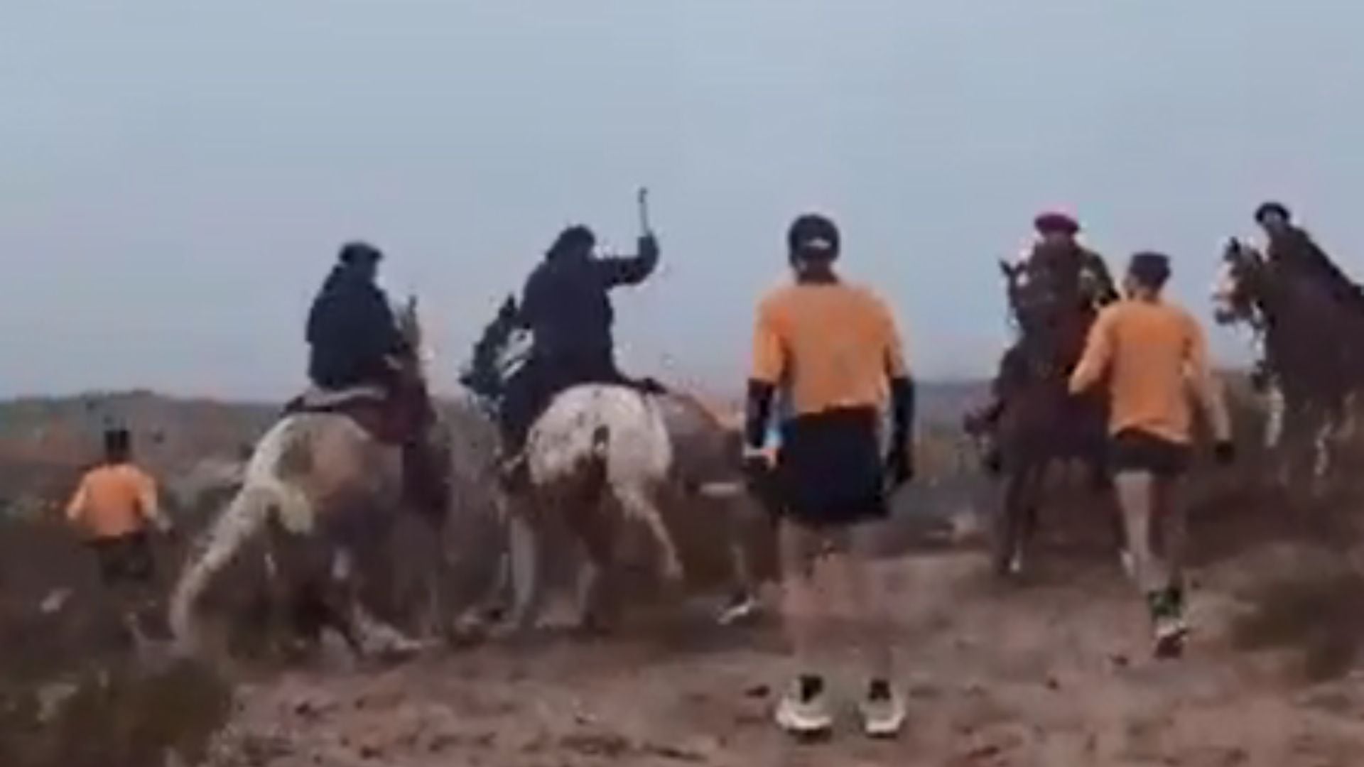 Jinetes atacan a corredores en inicio de carrera en Río Negro
