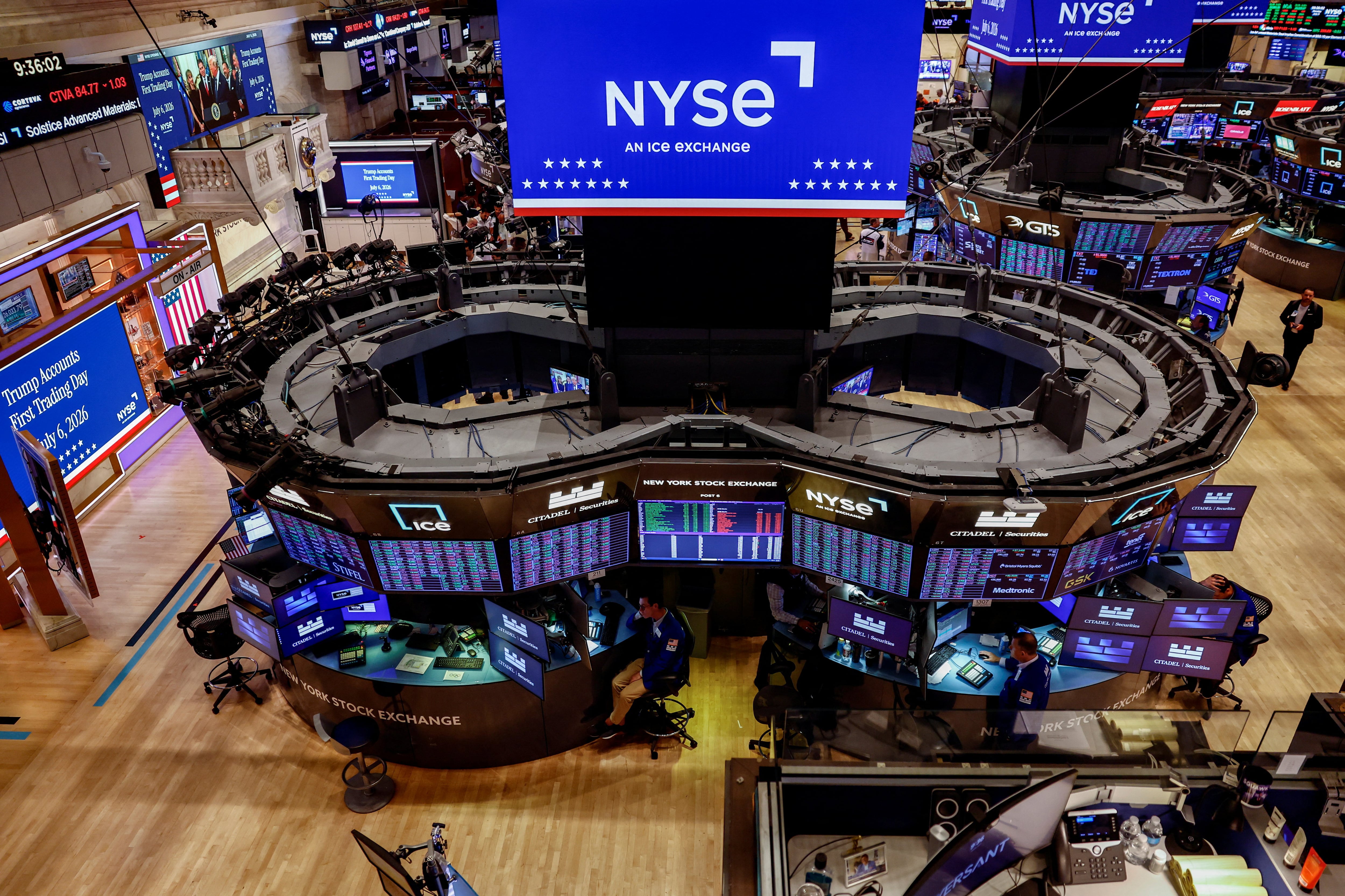 Tecnología arrastra a Wall Street; el crudo sube por tensión en Ormuz