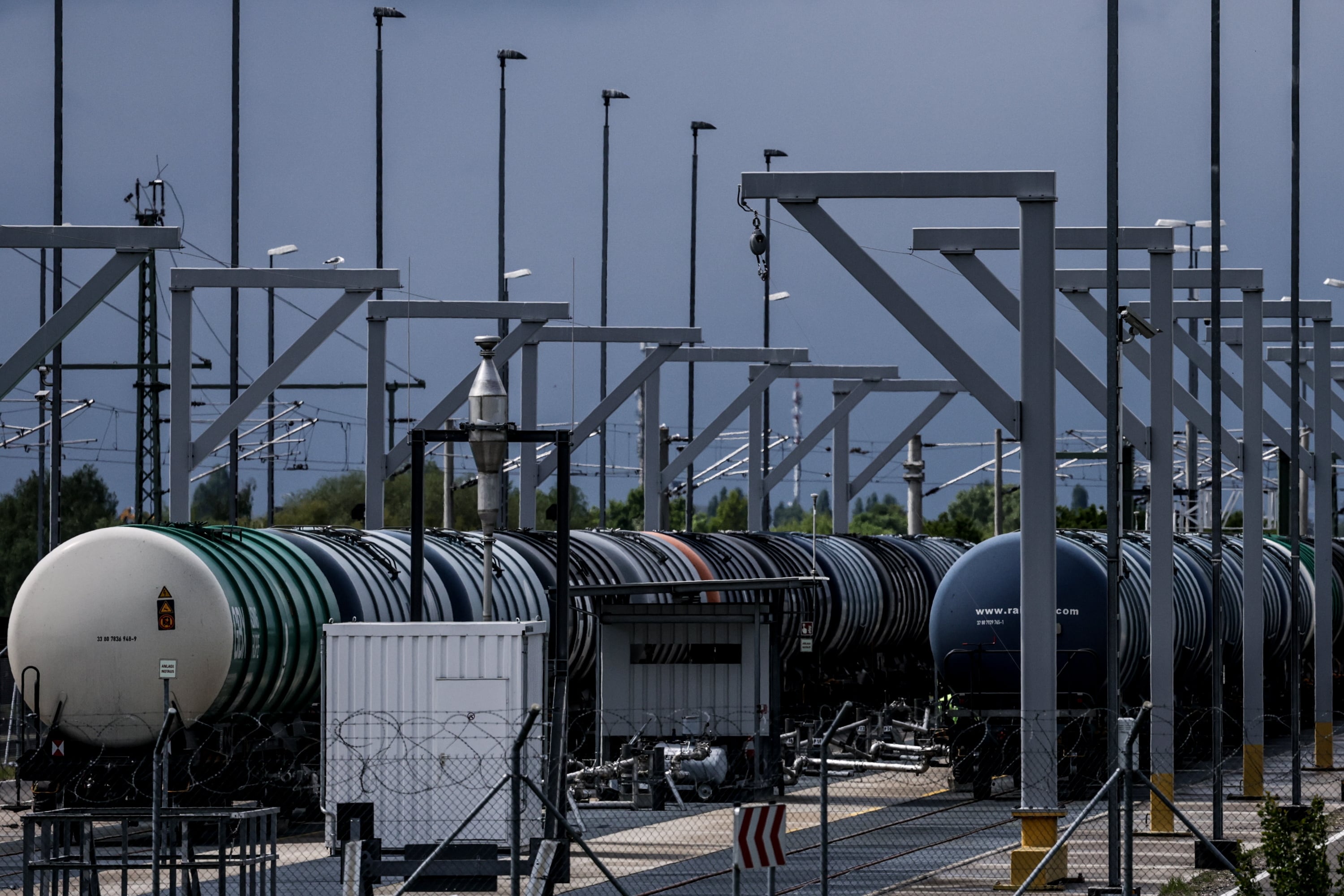 Petróleo aumenta tras anuncio de restricciones marítimas entre EE.UU. e Irán