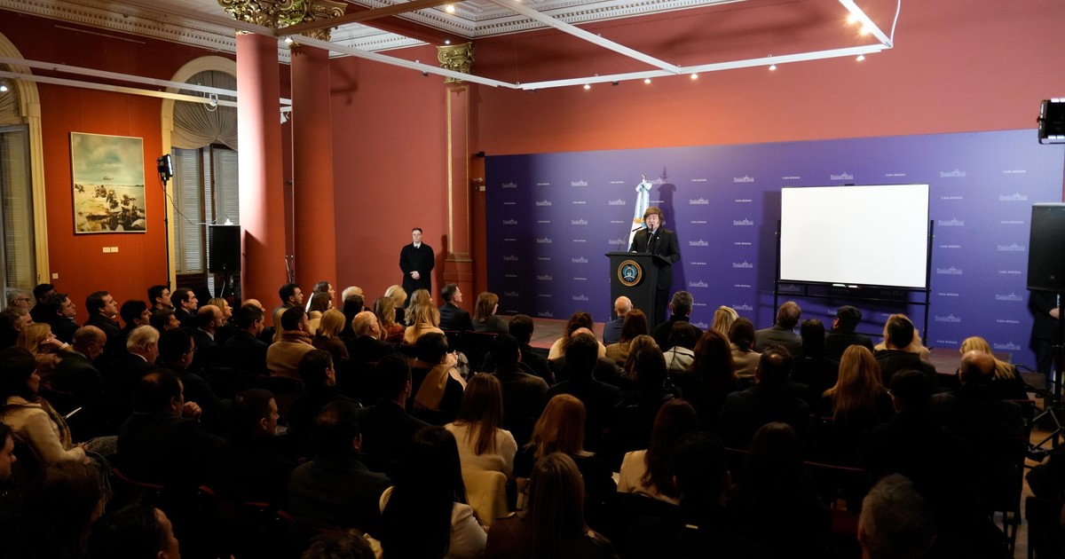 Milei presenta proyecto de reforma en Banco Central a legisladores.