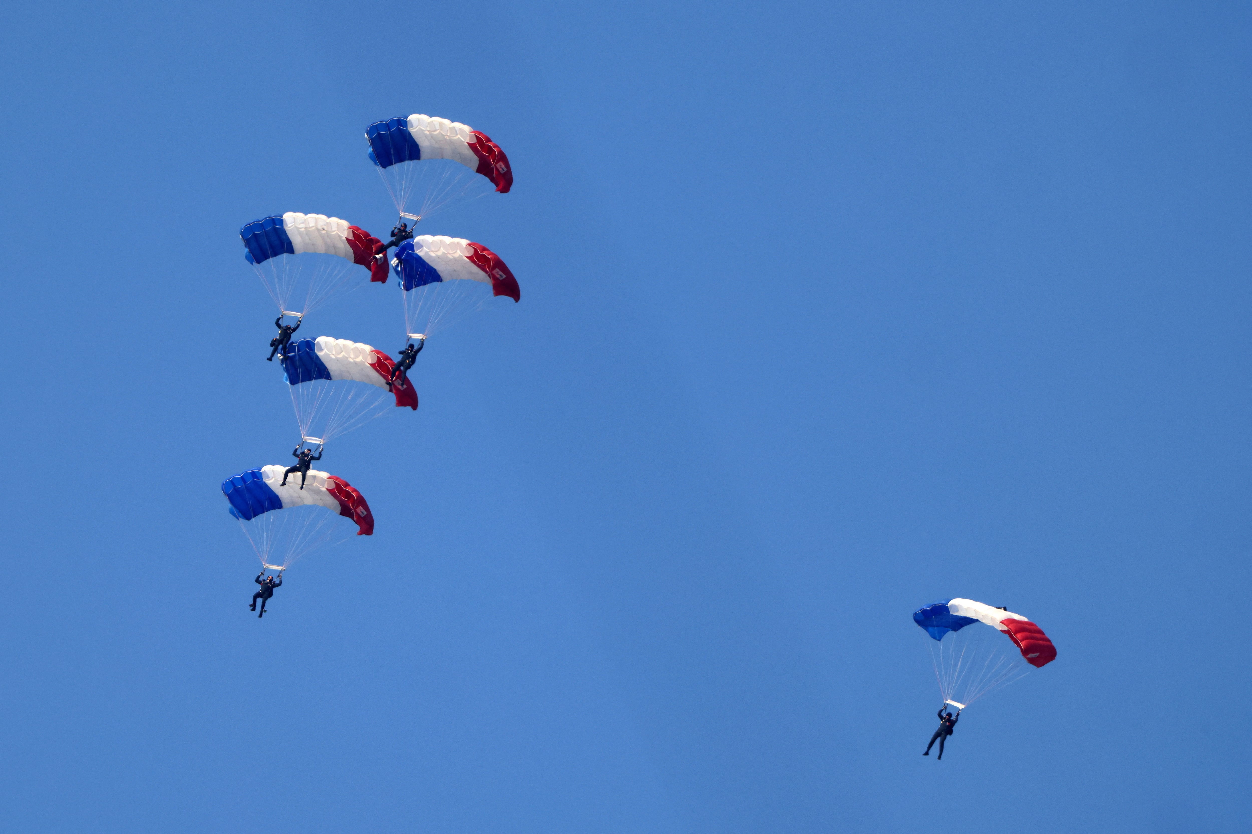 Francia celebra el Día de la Bastilla con desfile militar y visita de Zelensky.
