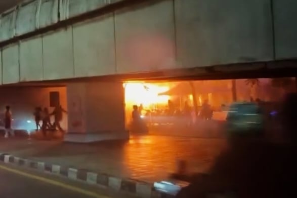 Incendio en bar de Bangkok deja 30 muertos.