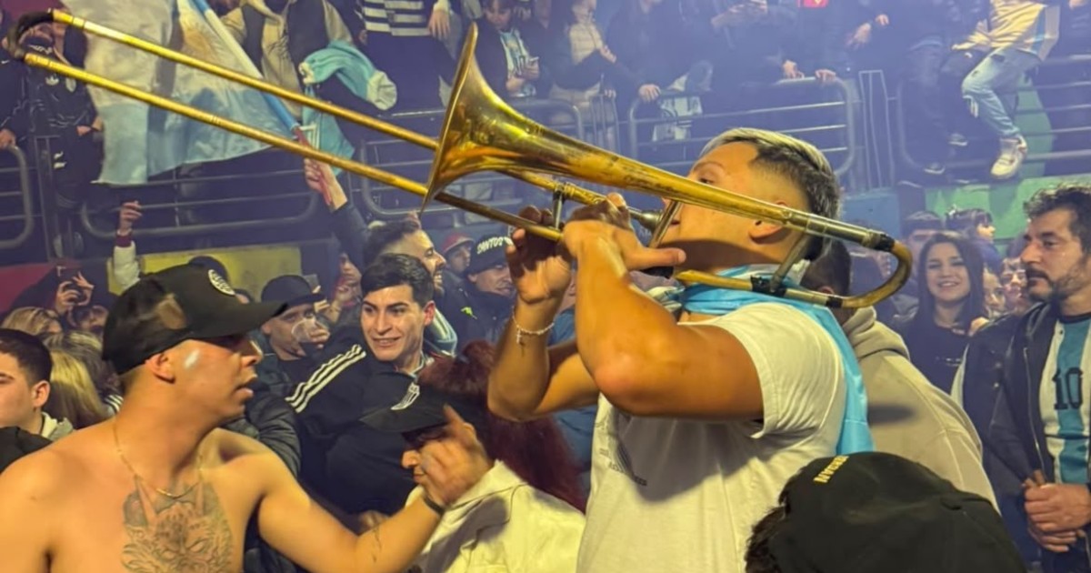 Trombonista del túnel de Caseros suena en la Scaloneta