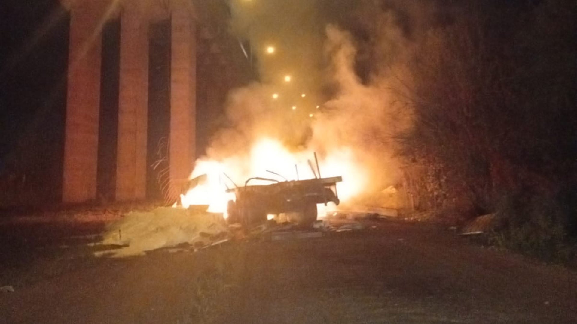 Incendio en camión de soda cáustica en puente Urquiza: conductor fallece.
