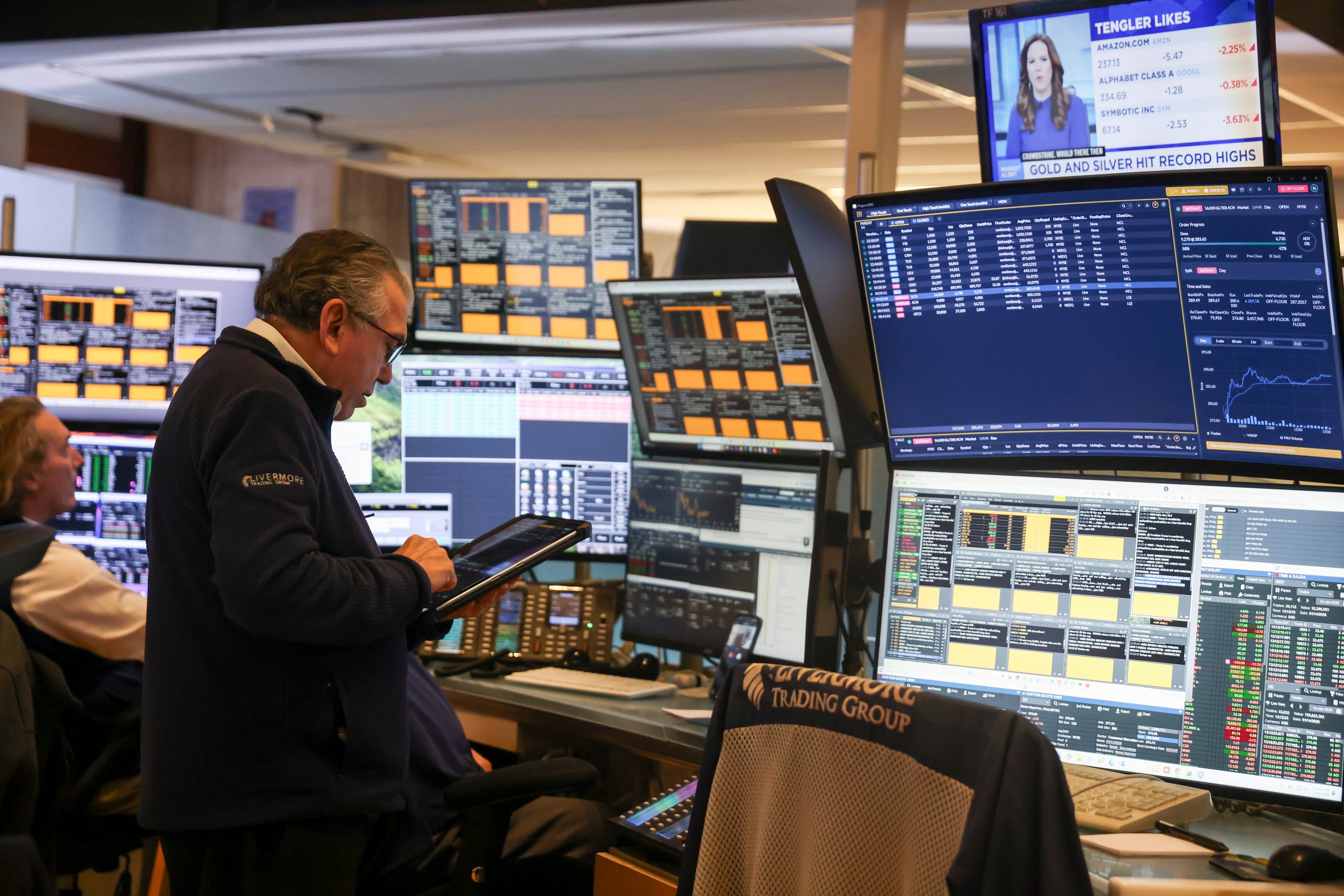 Acciones de semiconductores arrastran a Wall Street a la baja.