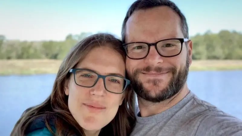 Pareja británica se jubiló a los 40 y 35 tras diez años de ahorrar su almuerzo en el traba