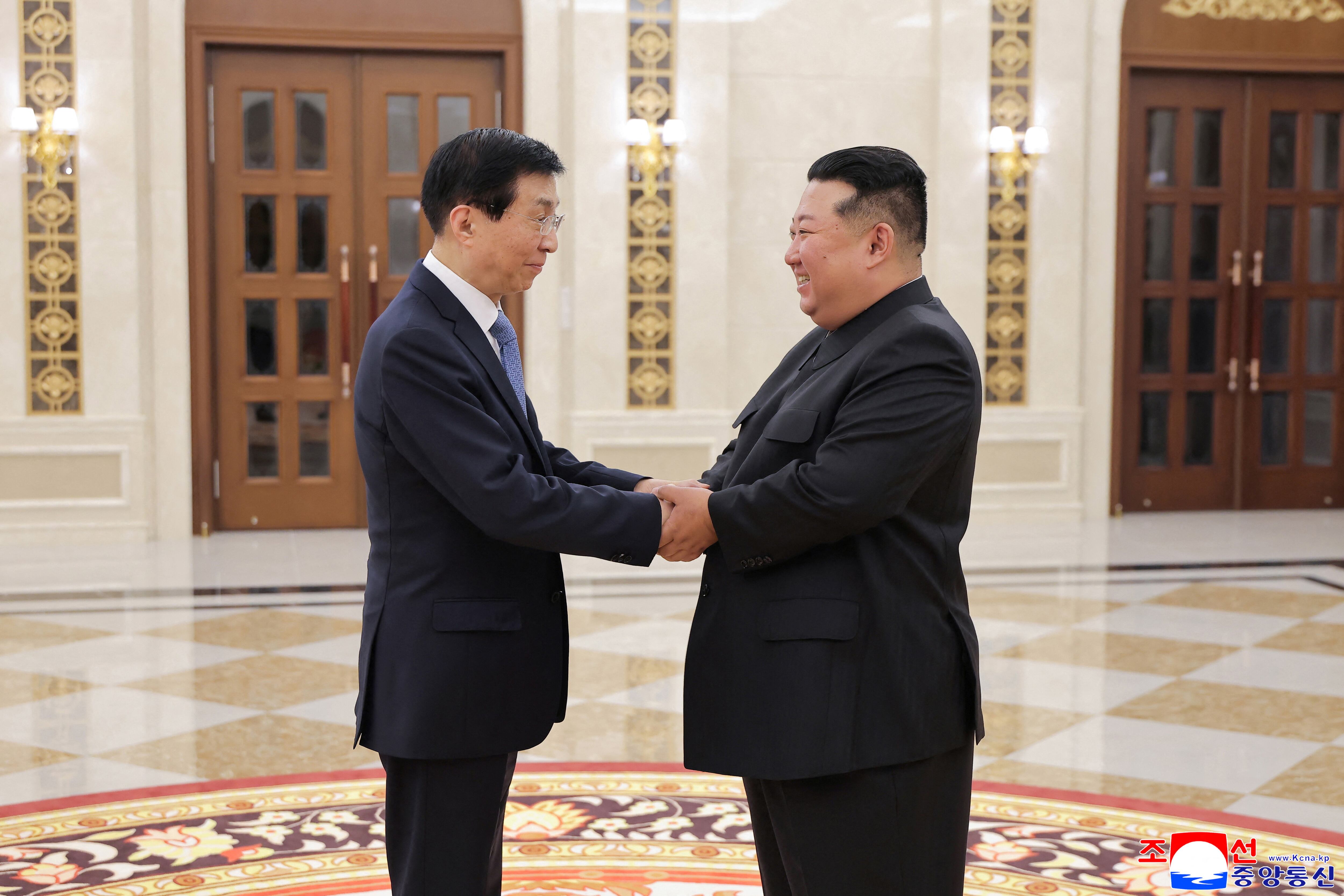 Kim Jong-un y Wang Huning reforzaron lazos entre Corea del Norte y China en Pyonyang.
