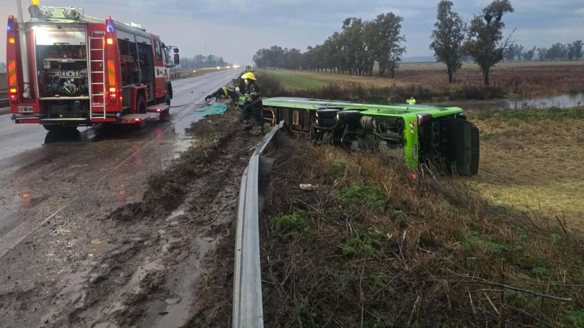 Micro cae de puente en ruta 7 cerca de Carmen de Areco