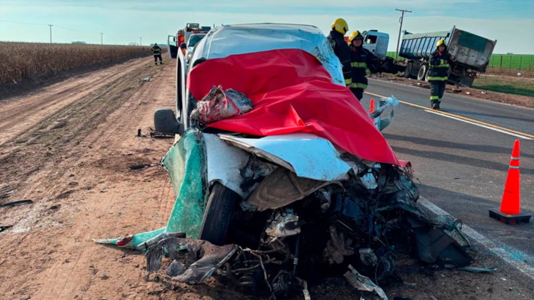 Dos muertos en choque entre un utilitario y un camión en la ruta 4