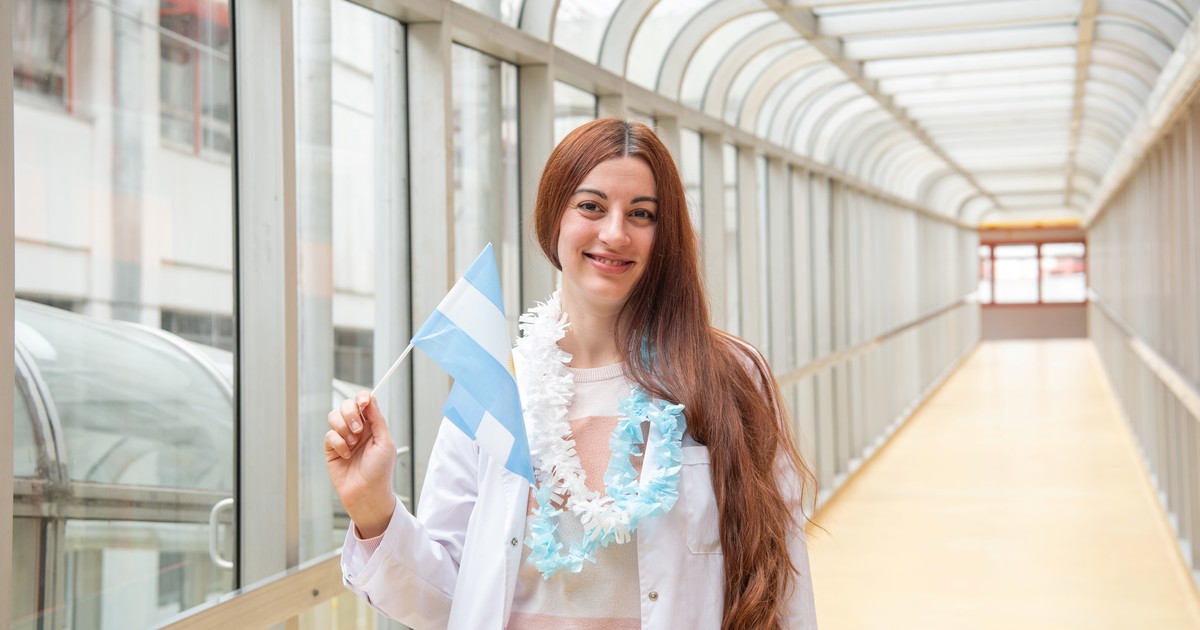 La médica del Garrahan completa el álbum del Mundial con niños con cáncer con figuras que 