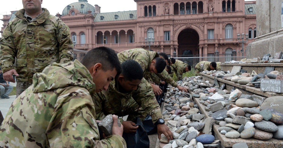 Retiran el memorial a las víctimas del Covid en Plaza de Mayo por el operativo de la Selec