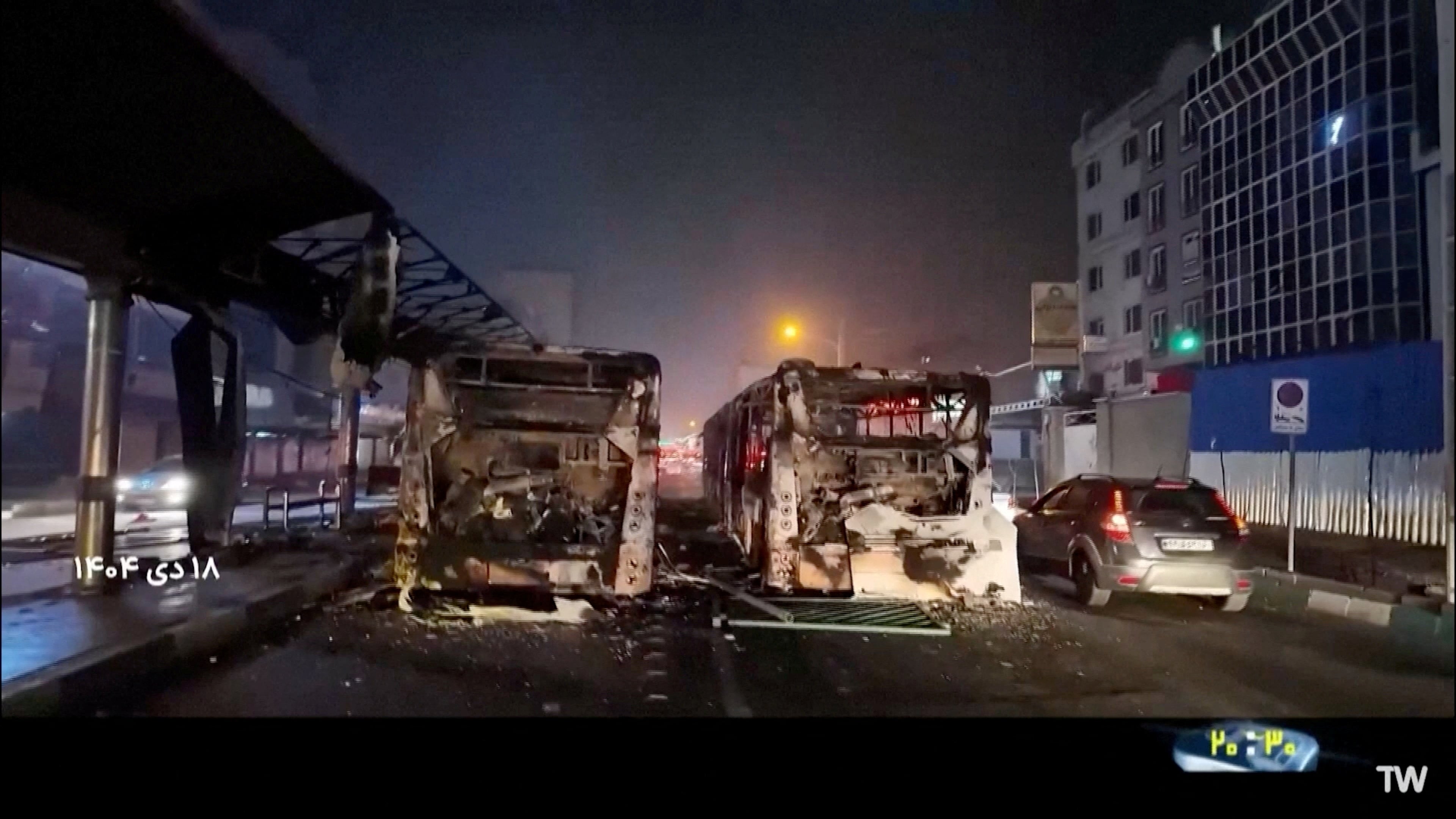 Irán condena a muerte a dos hombres por la muerte de policías en enero.