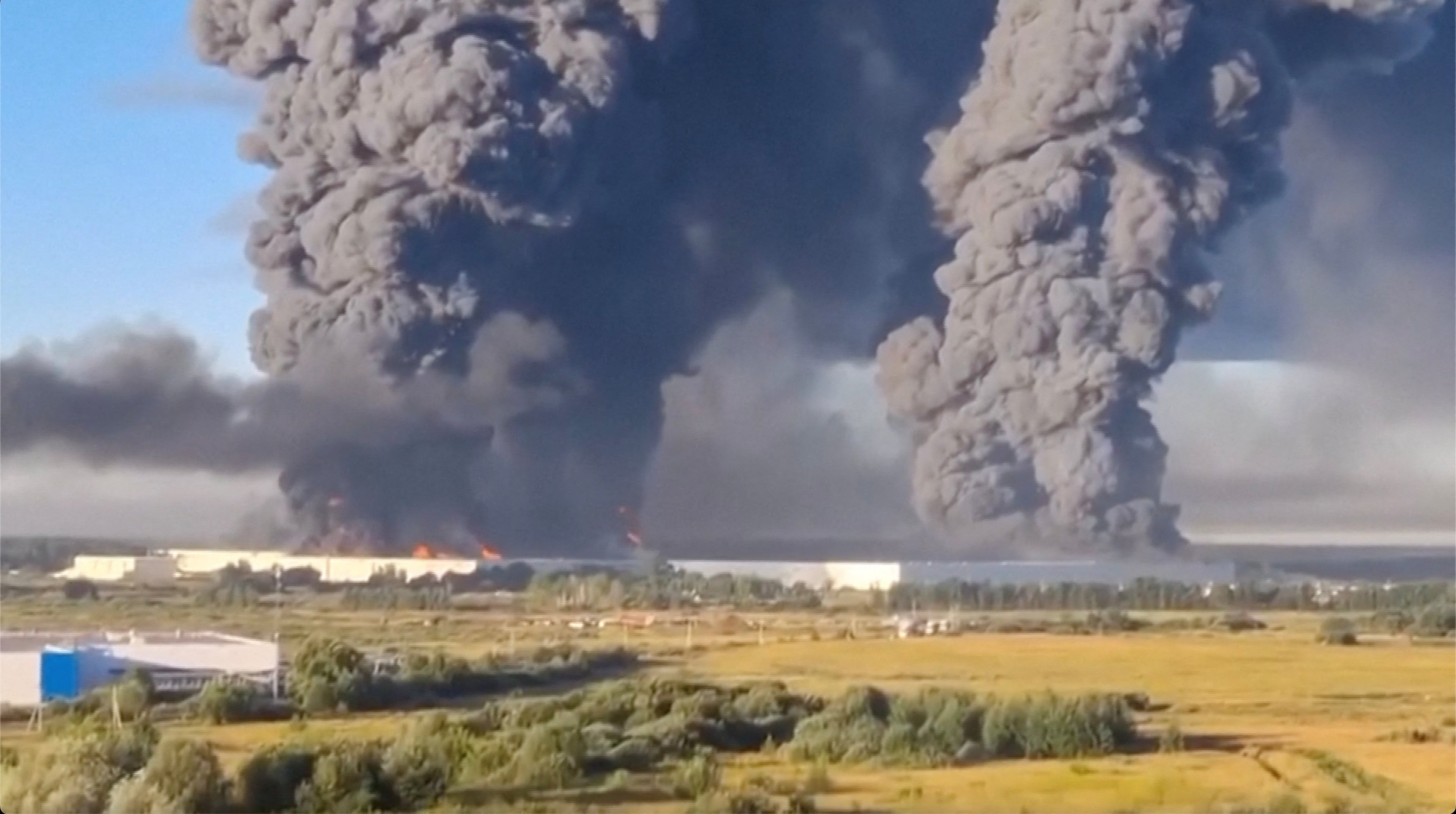 Ucrania ataca refinerías rusas y tres petroleros en represalia por bombardeos a Kiev.