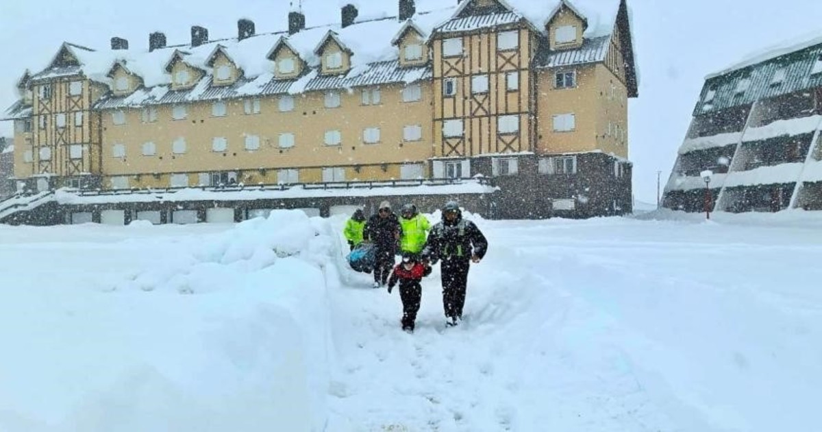 Temporal de nieve detiene a turistas y pobladores en Mendoza.