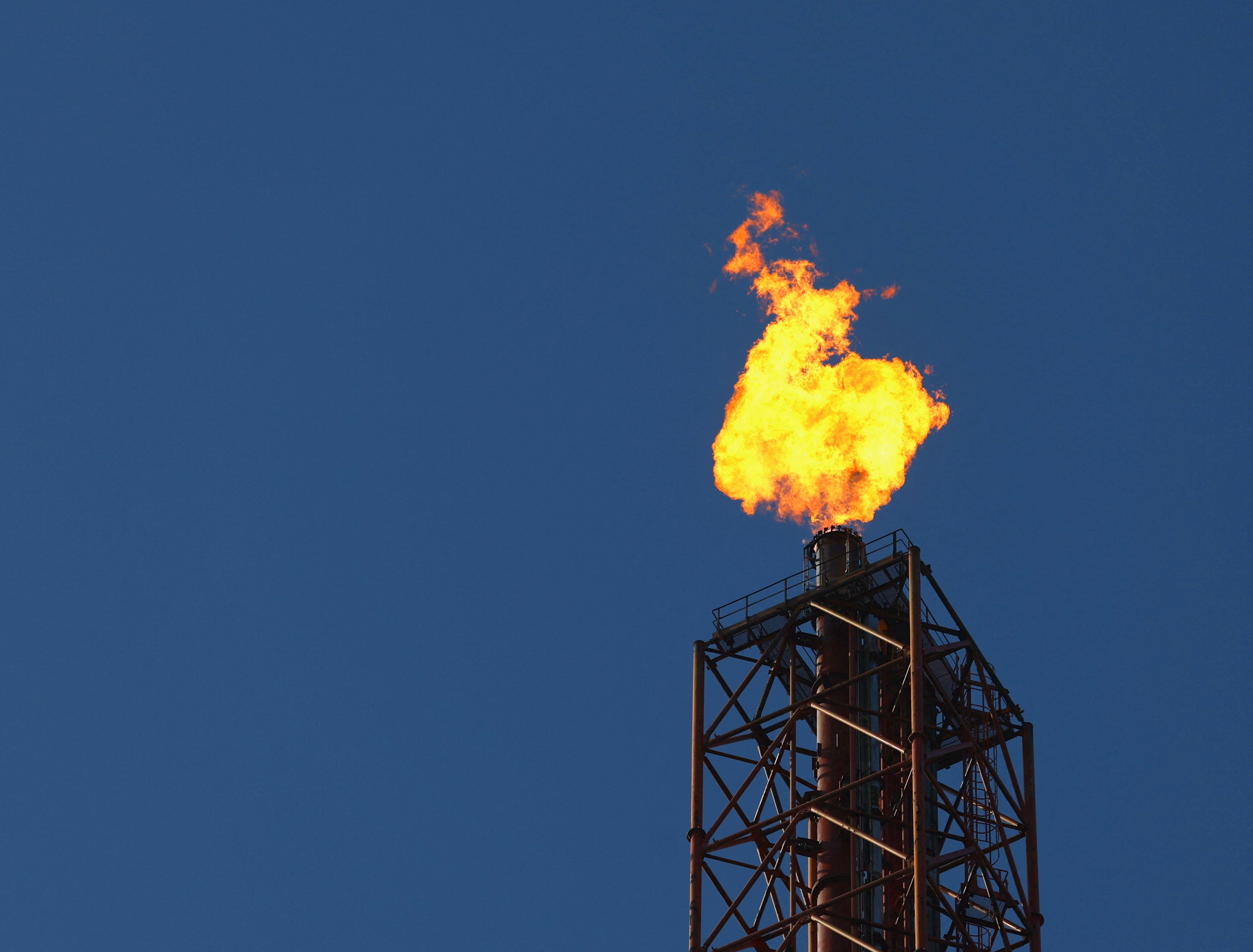 El precio del petróleo Brent supera los 90 dólares por barril.