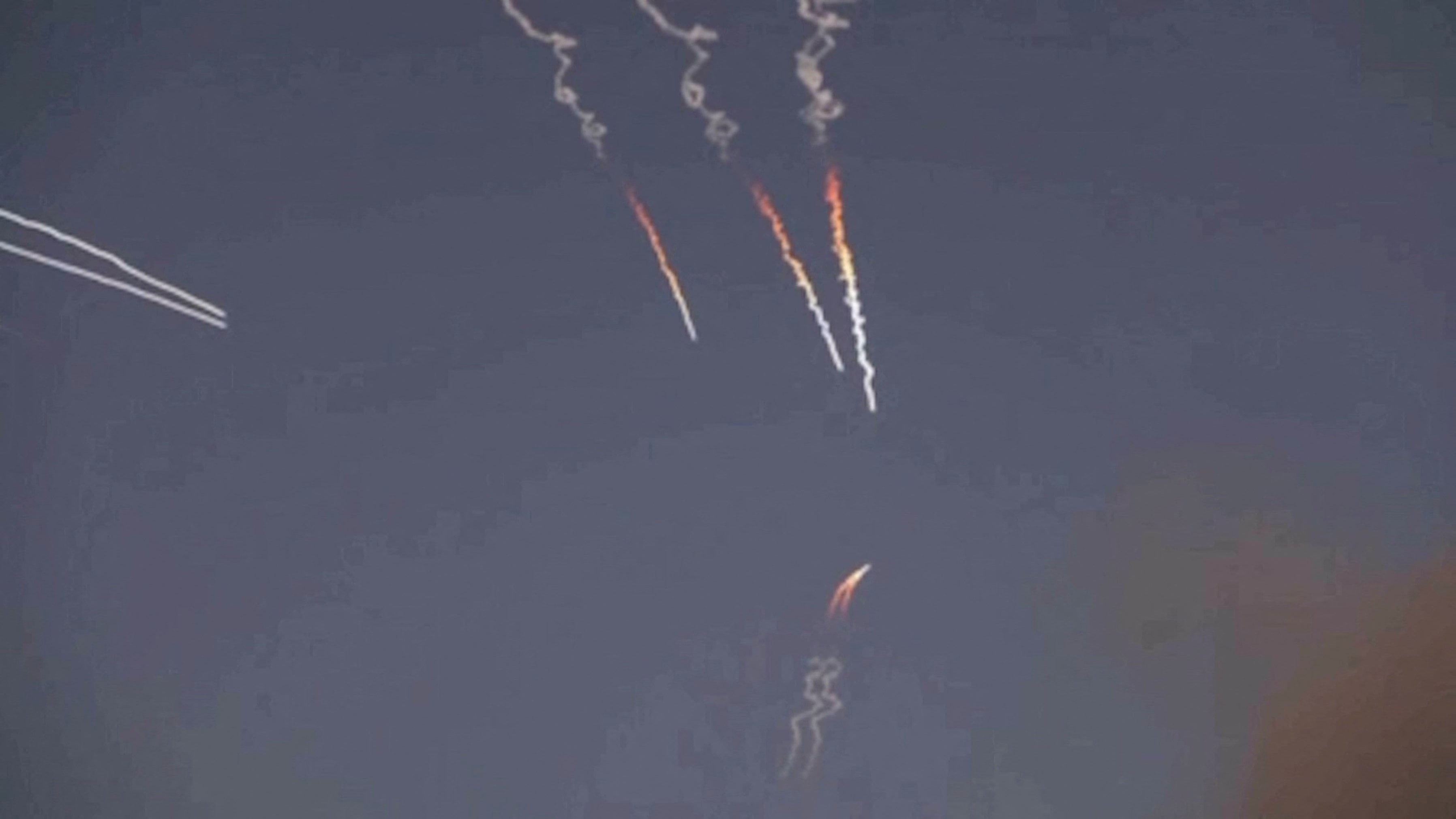 Iran bombardea bases estadounidenses en Jordania, Bahréin y Kuwait.