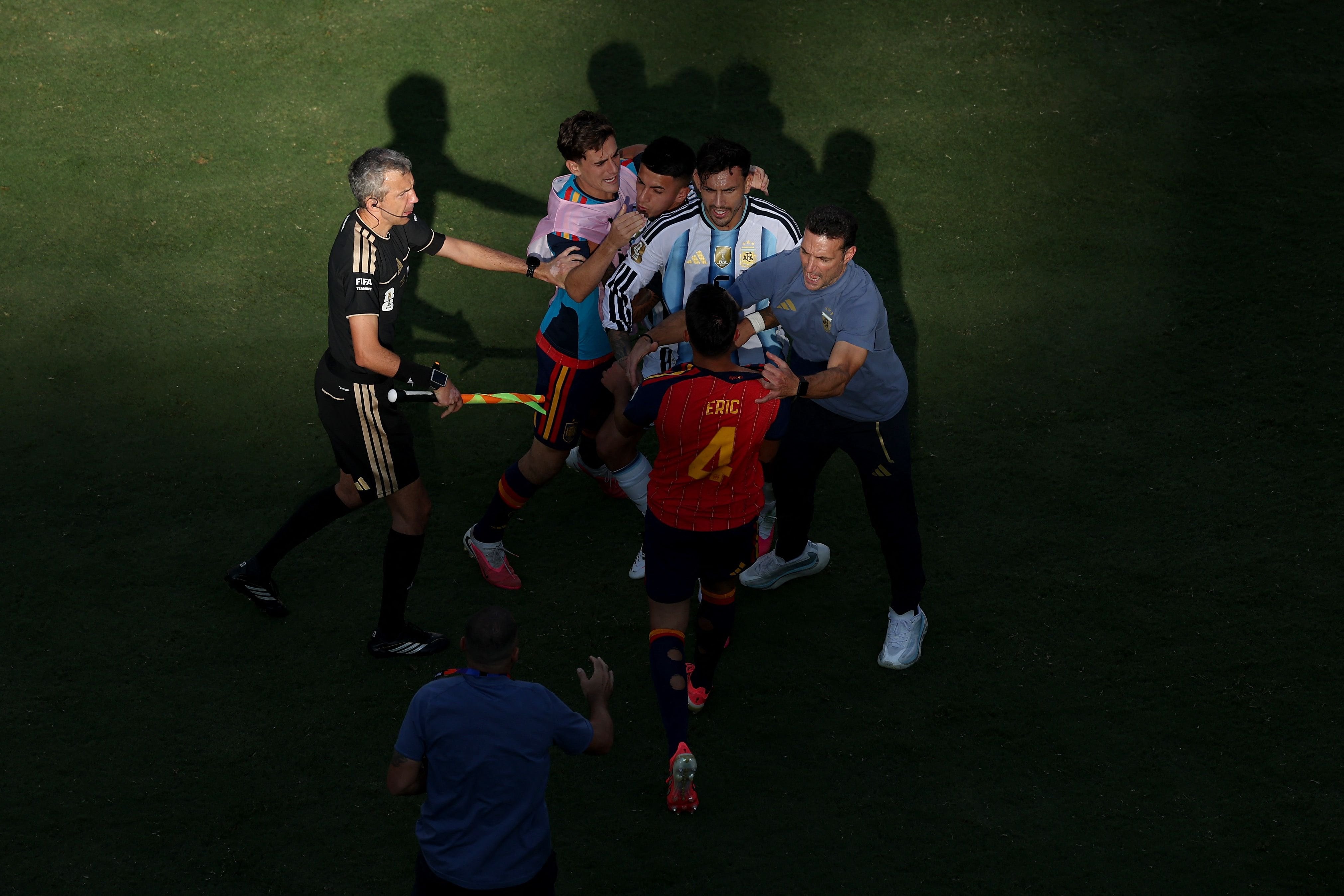 FIFA investiga incidentes entre jugadores en la final de España vs Argentina