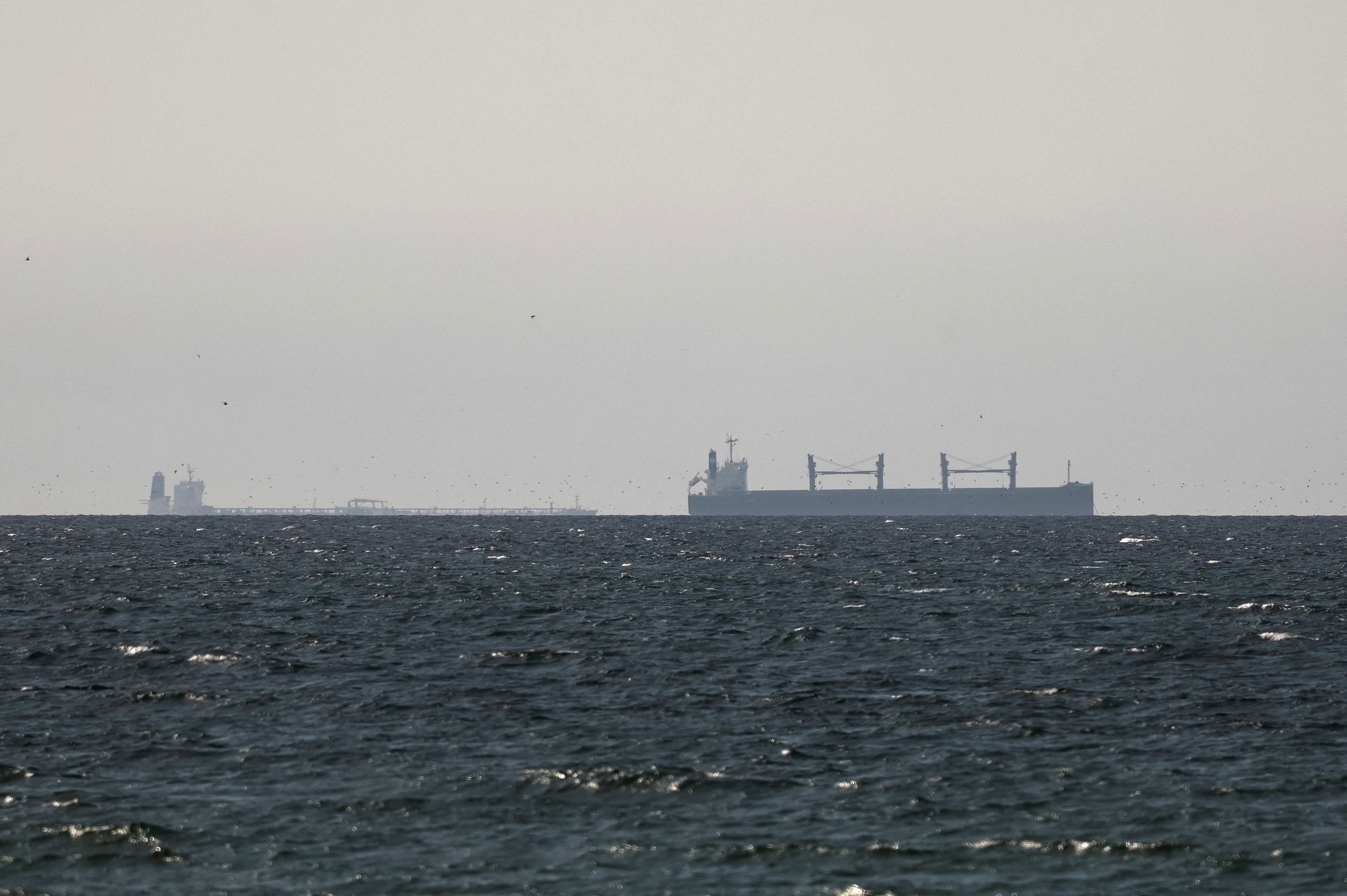 Petróleo sube ante tensión entre EE. UU. e Irán: Brent y WTI registran aumento.