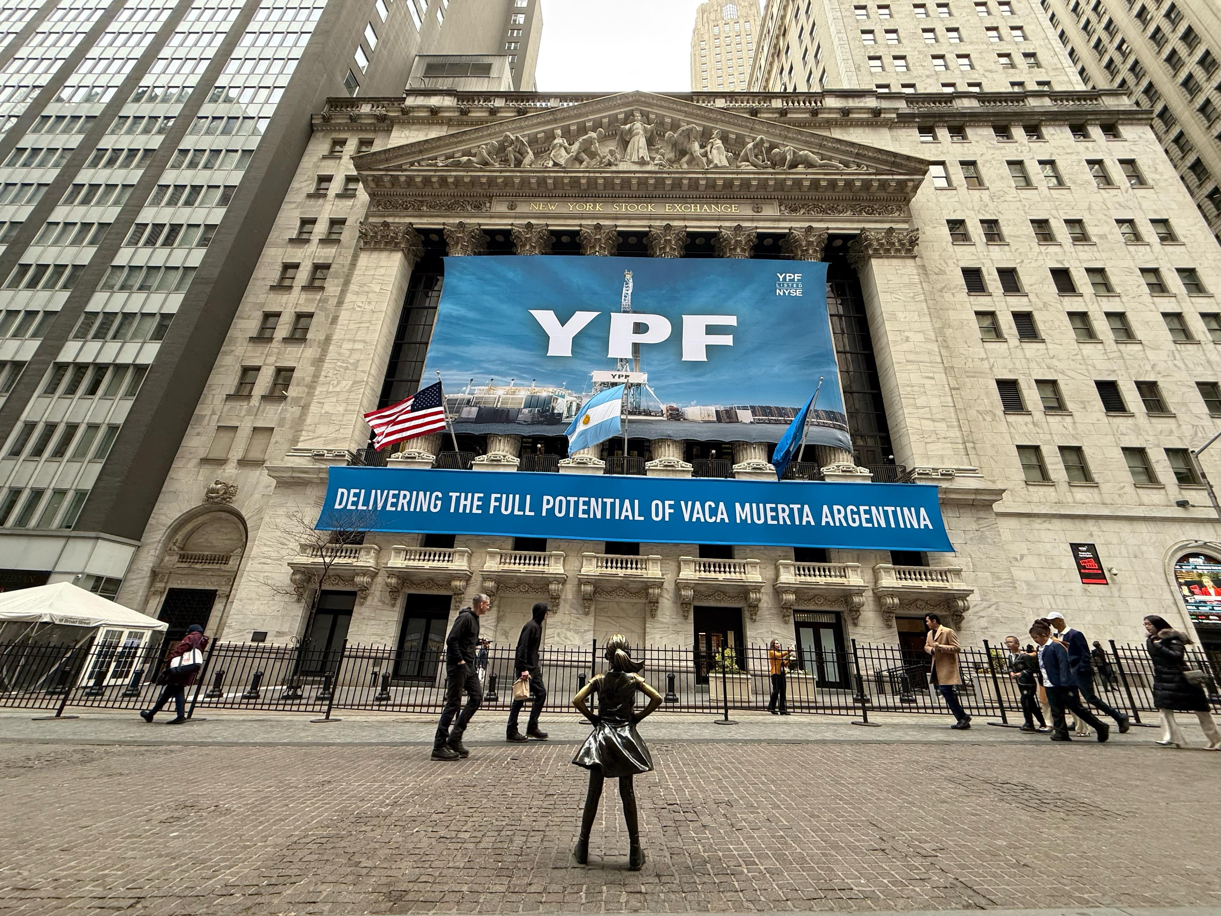 YPF implementará un split de 10 a 1 en agosto para abaratar el precio de sus acciones.